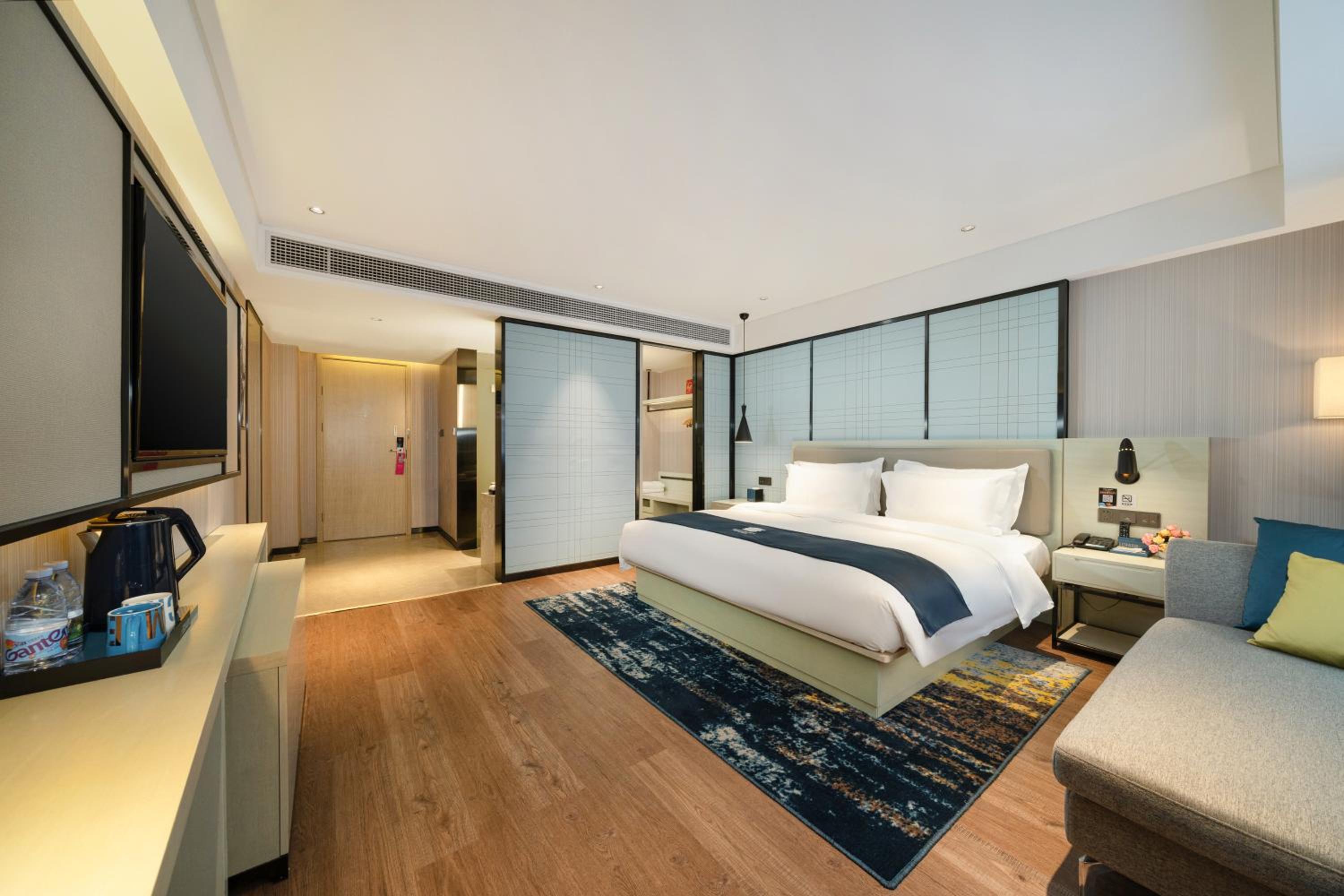 Echarm Hotel Wuzhou Canghai Lake High Speed Railway Station