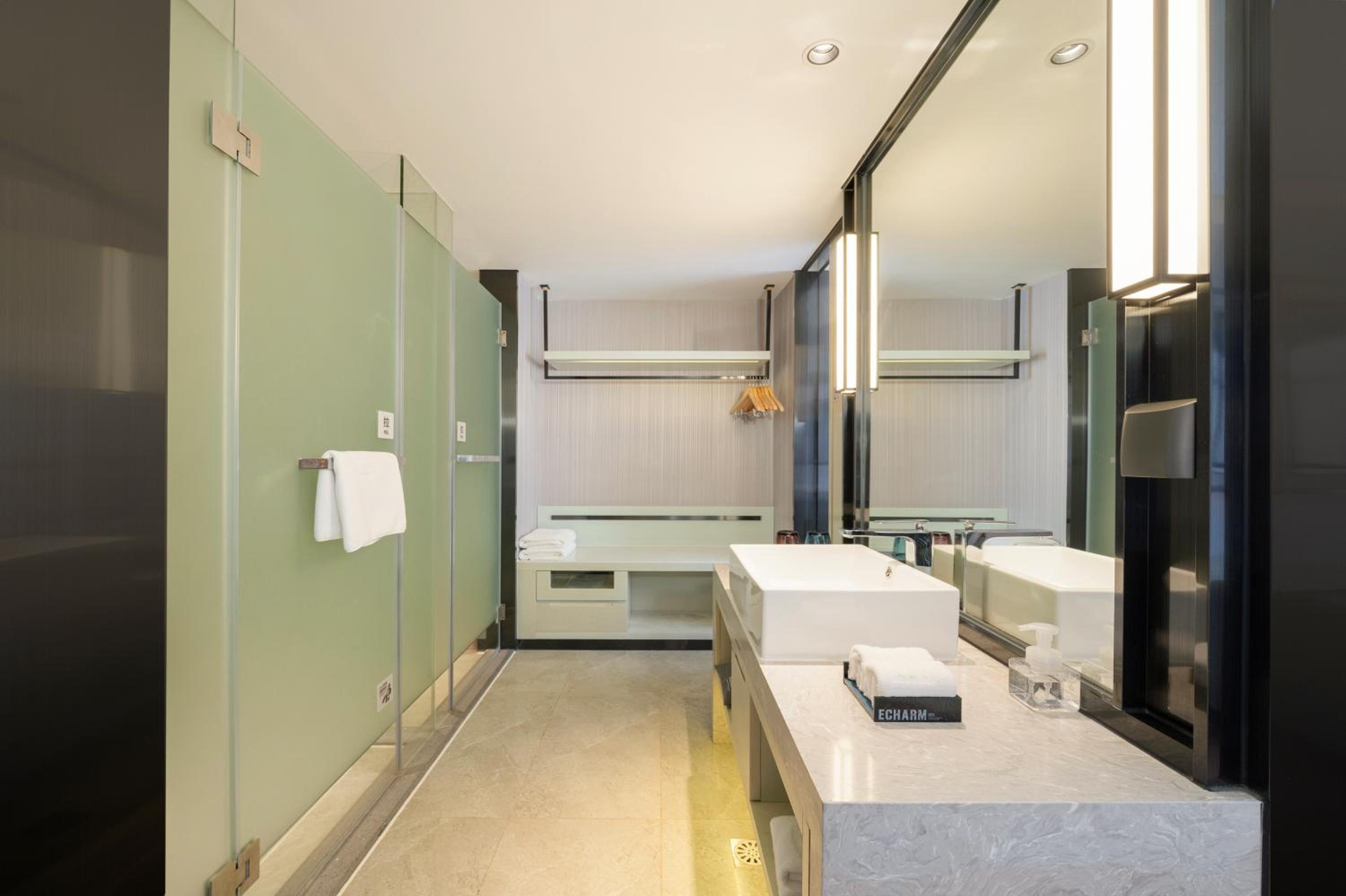 Echarm Hotel Wuzhou Canghai Lake High Speed Railway Station