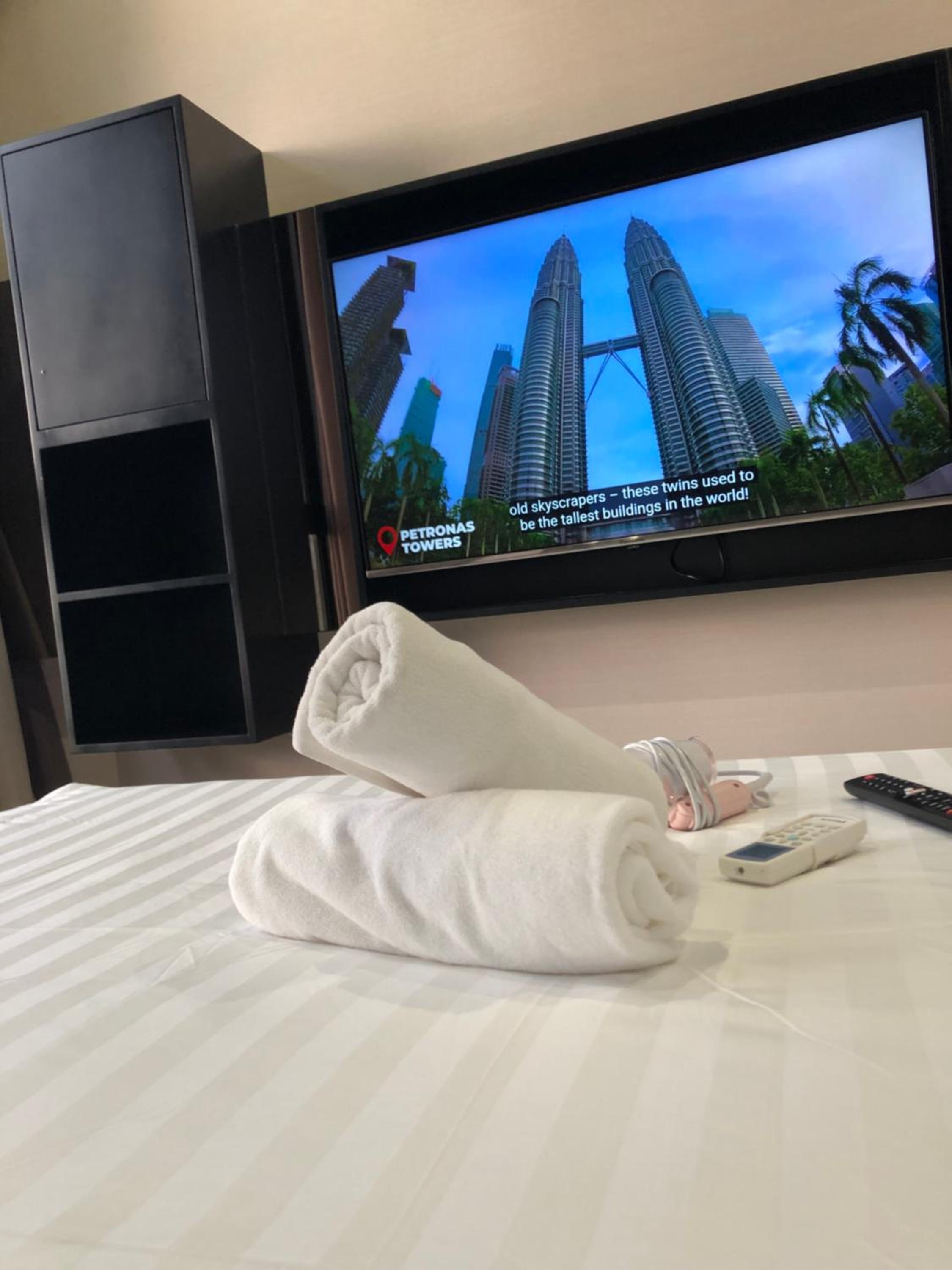8 Kia Peng Suites KLCC by Luna