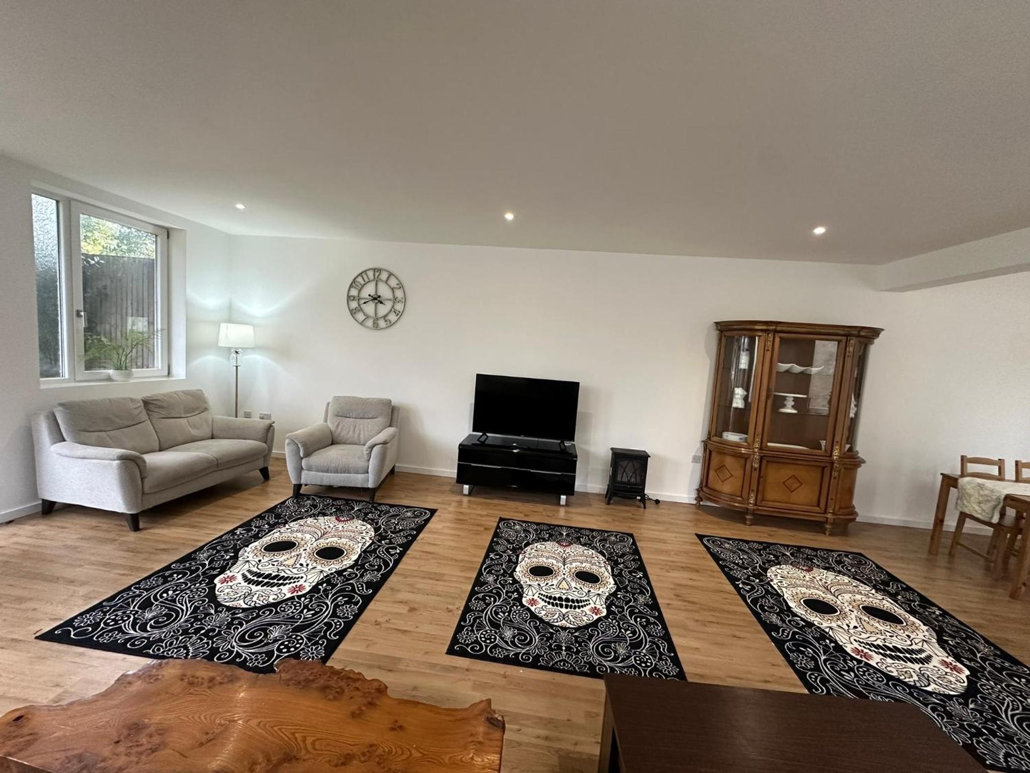 North London A spacious 7 bedroom house accommodating up to 18 people complete with own gym and table tennis