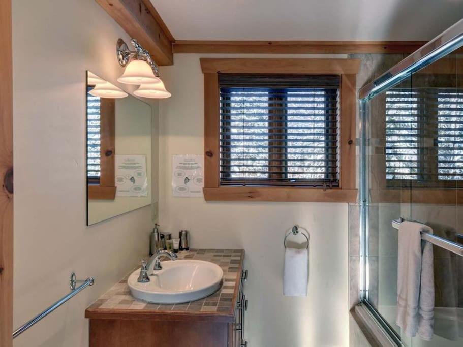 Luxury Lake Loghouse - Mont Tremblant