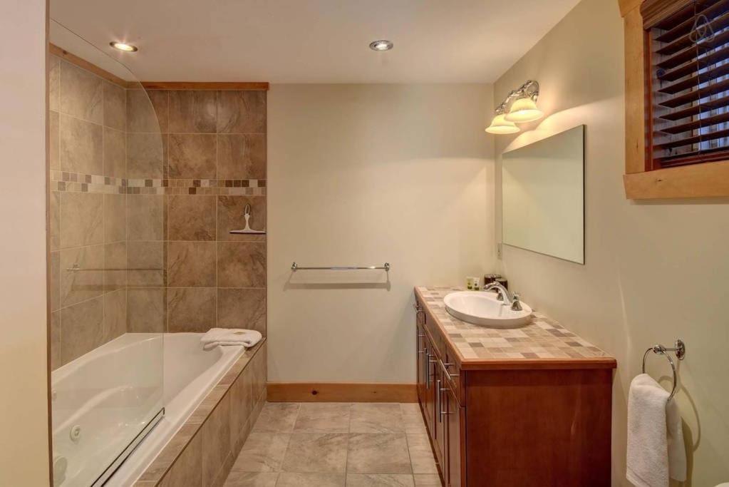 Luxury Lake Loghouse - Mont Tremblant