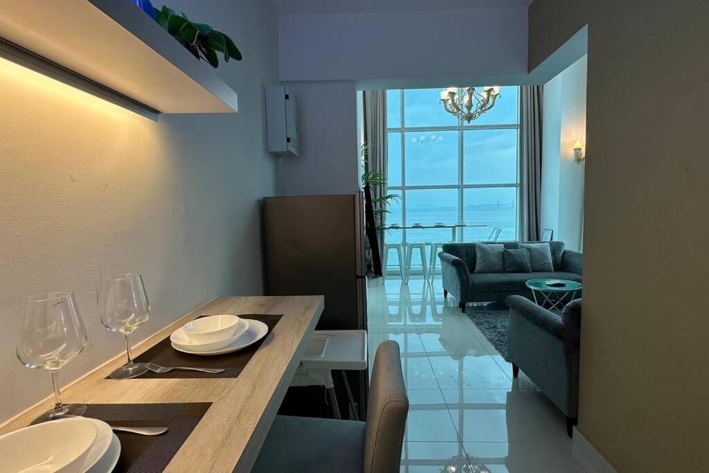Seaview Seafront Duplex in Town with WiFi & Full Kitchen 66 photo 4