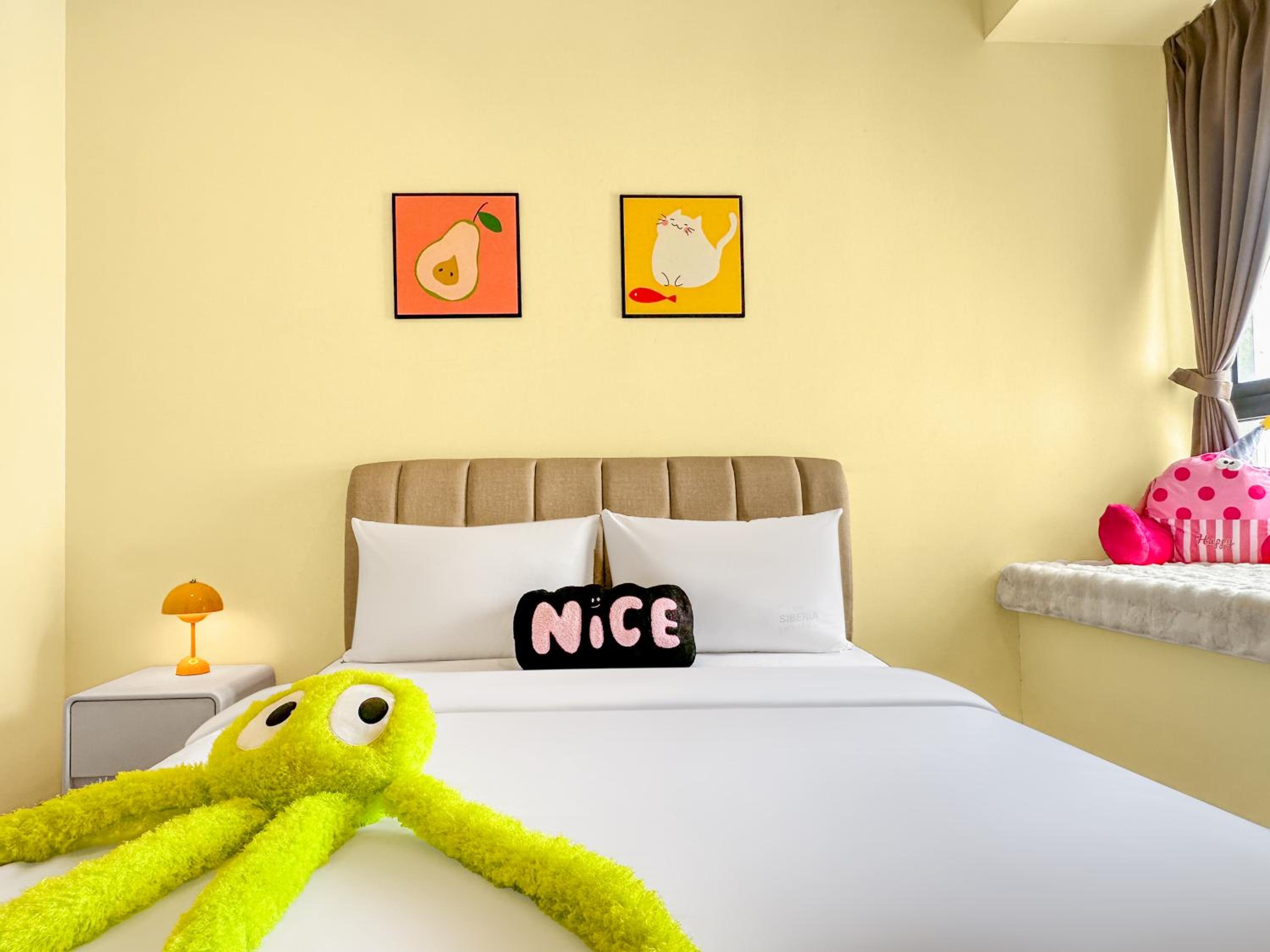 FunxVivid Seaview 2BR 2CP near SG CIQ KSL ZooJB Free Netflix WiFI