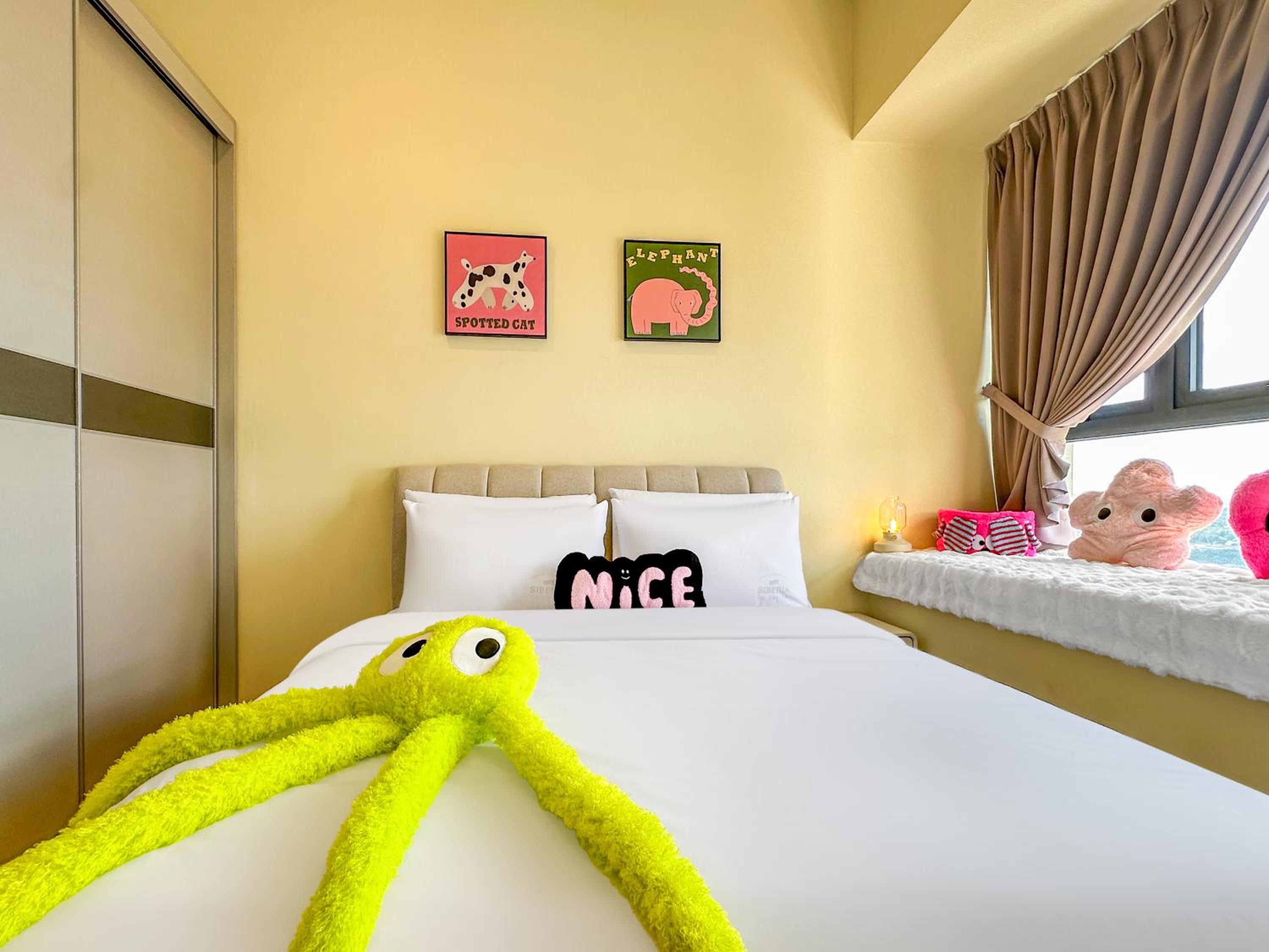 FunxVivid Seaview 2BR 2CP near SG CIQ KSL ZooJB Free Netflix WiFI