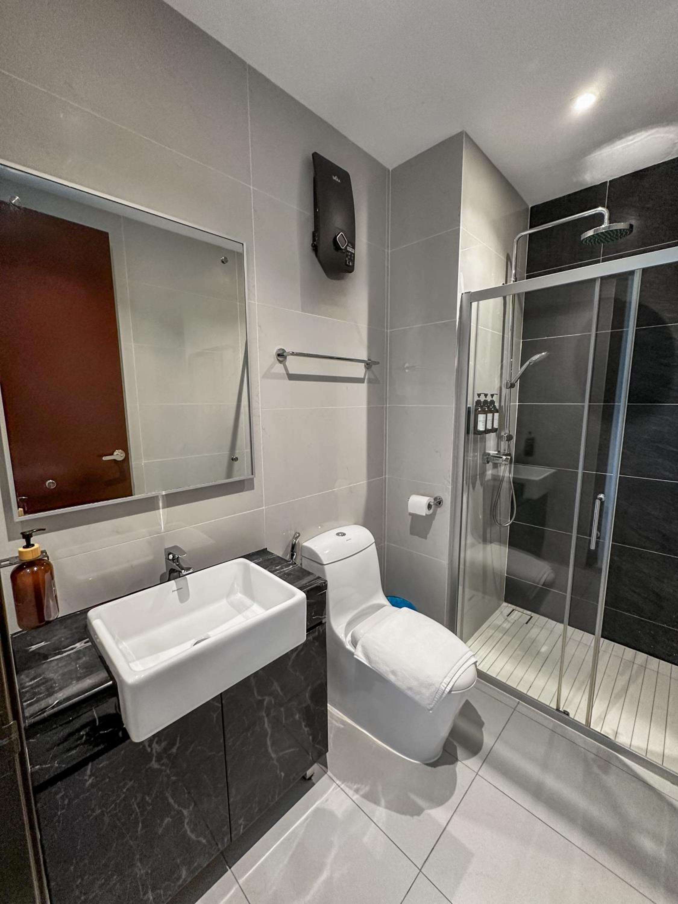 FunxVivid Seaview 2BR 2CP near SG CIQ KSL ZooJB Free Netflix WiFI