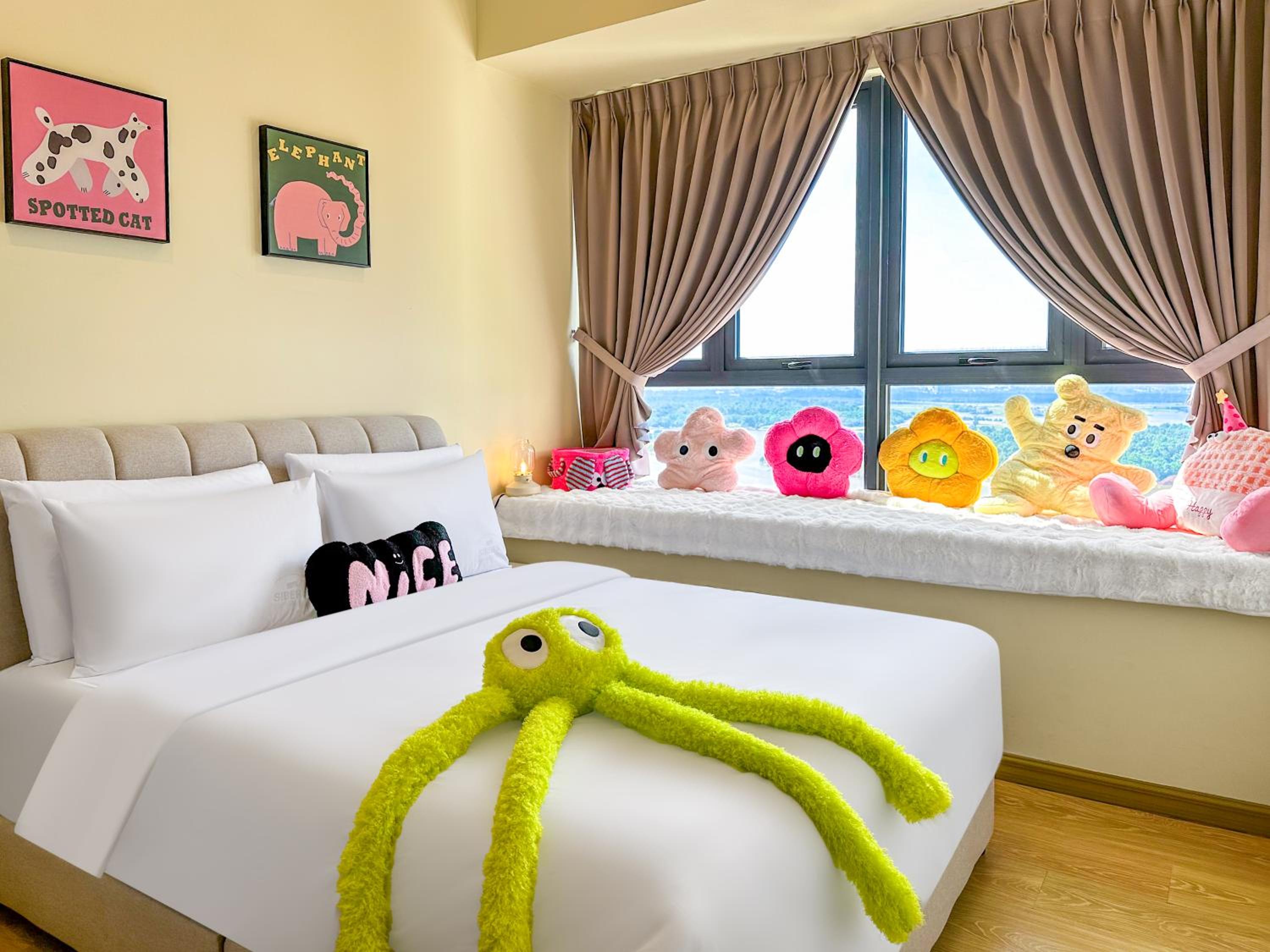 FunxVivid Seaview 2BR 2CP near SG CIQ KSL ZooJB Free Netflix WiFI