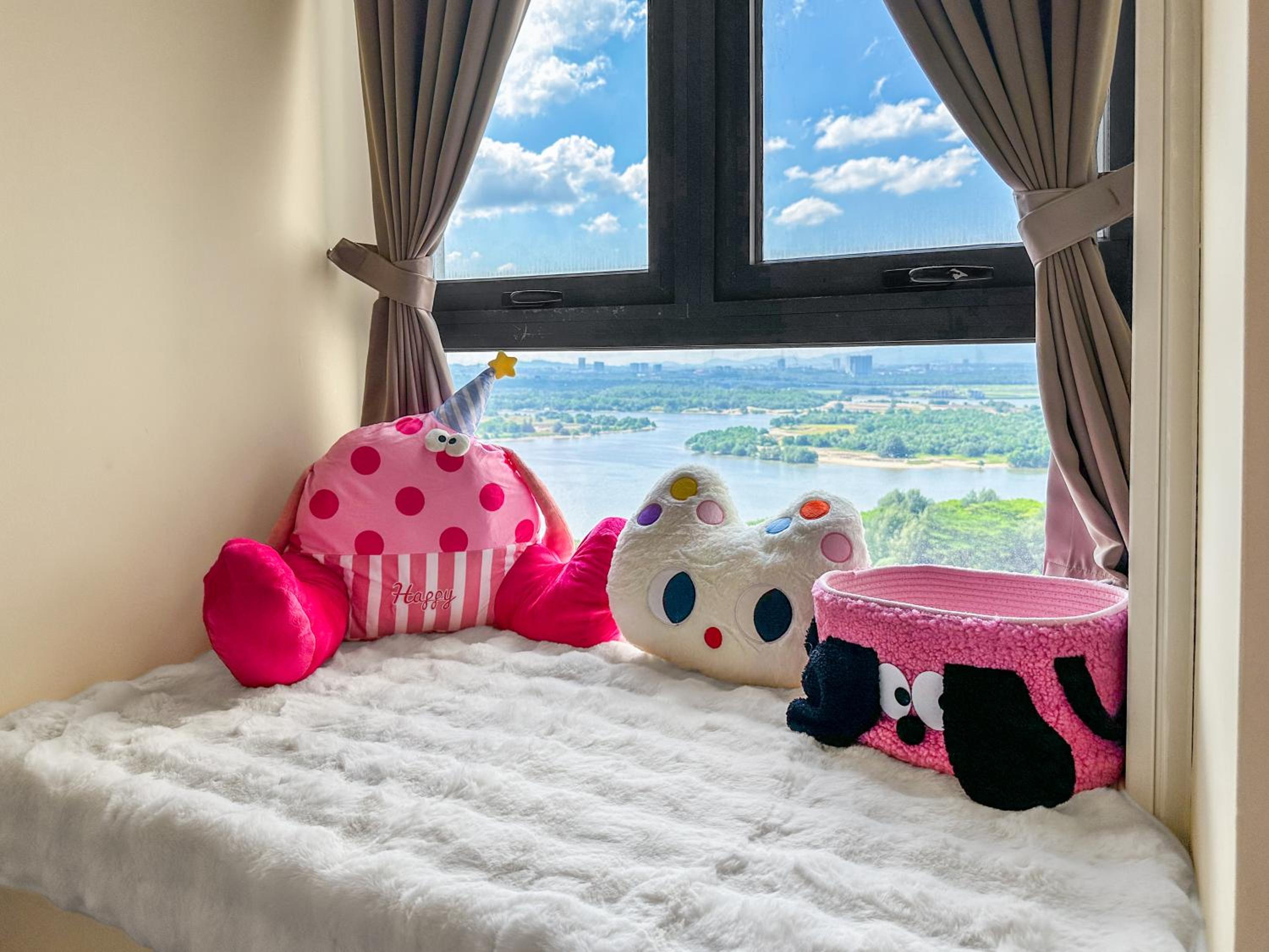 FunxVivid Seaview 2BR 2CP near SG CIQ KSL ZooJB Free Netflix WiFI