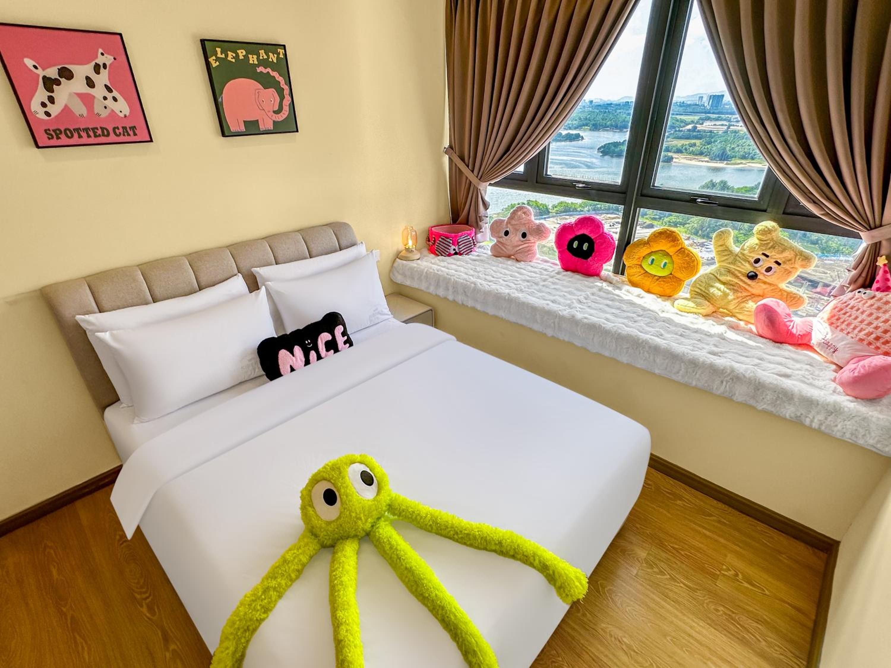 FunxVivid Seaview 2BR 2CP near SG CIQ KSL ZooJB Free Netflix WiFI