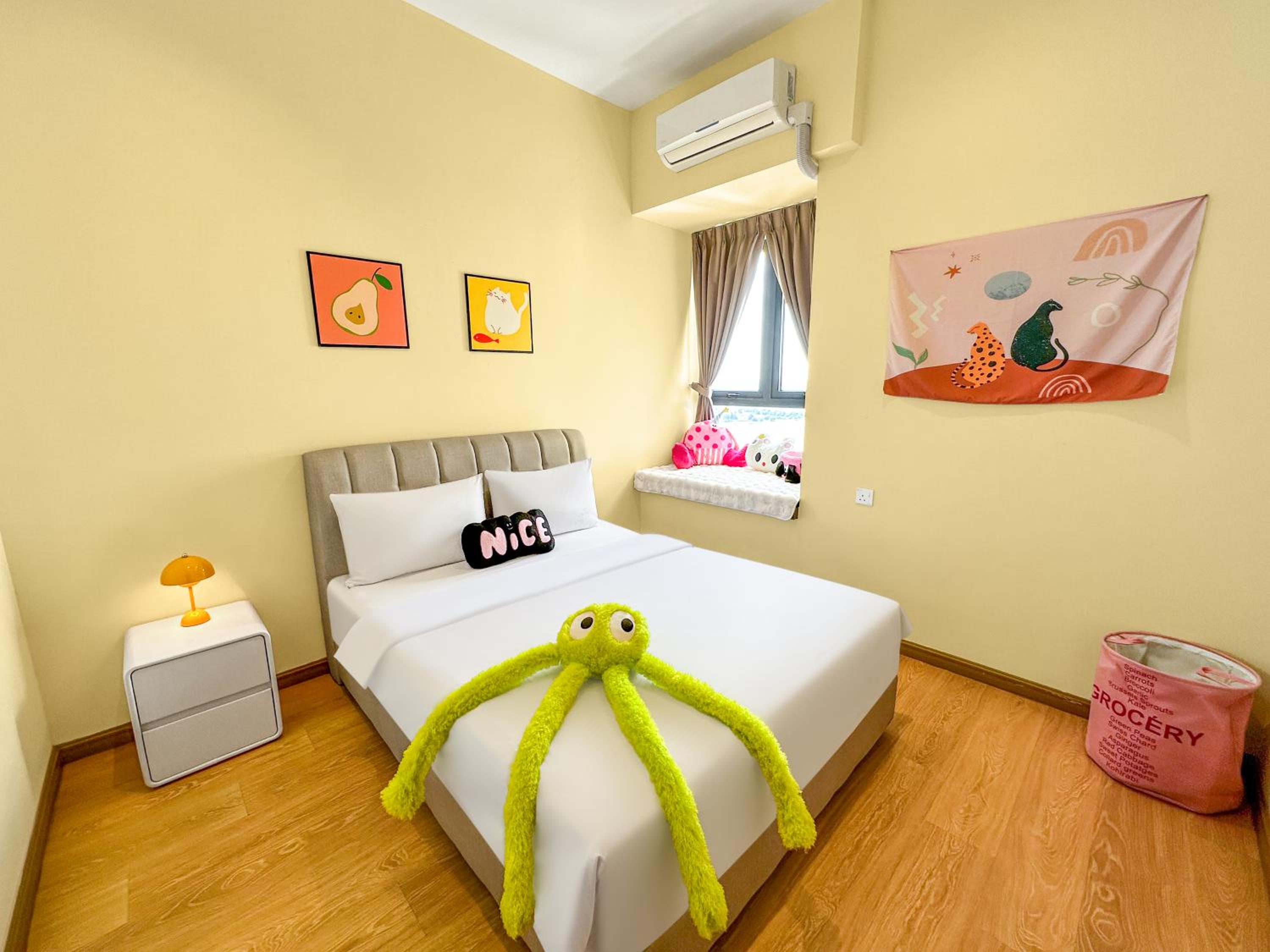 FunxVivid Seaview 2BR 2CP near SG CIQ KSL ZooJB Free Netflix WiFI