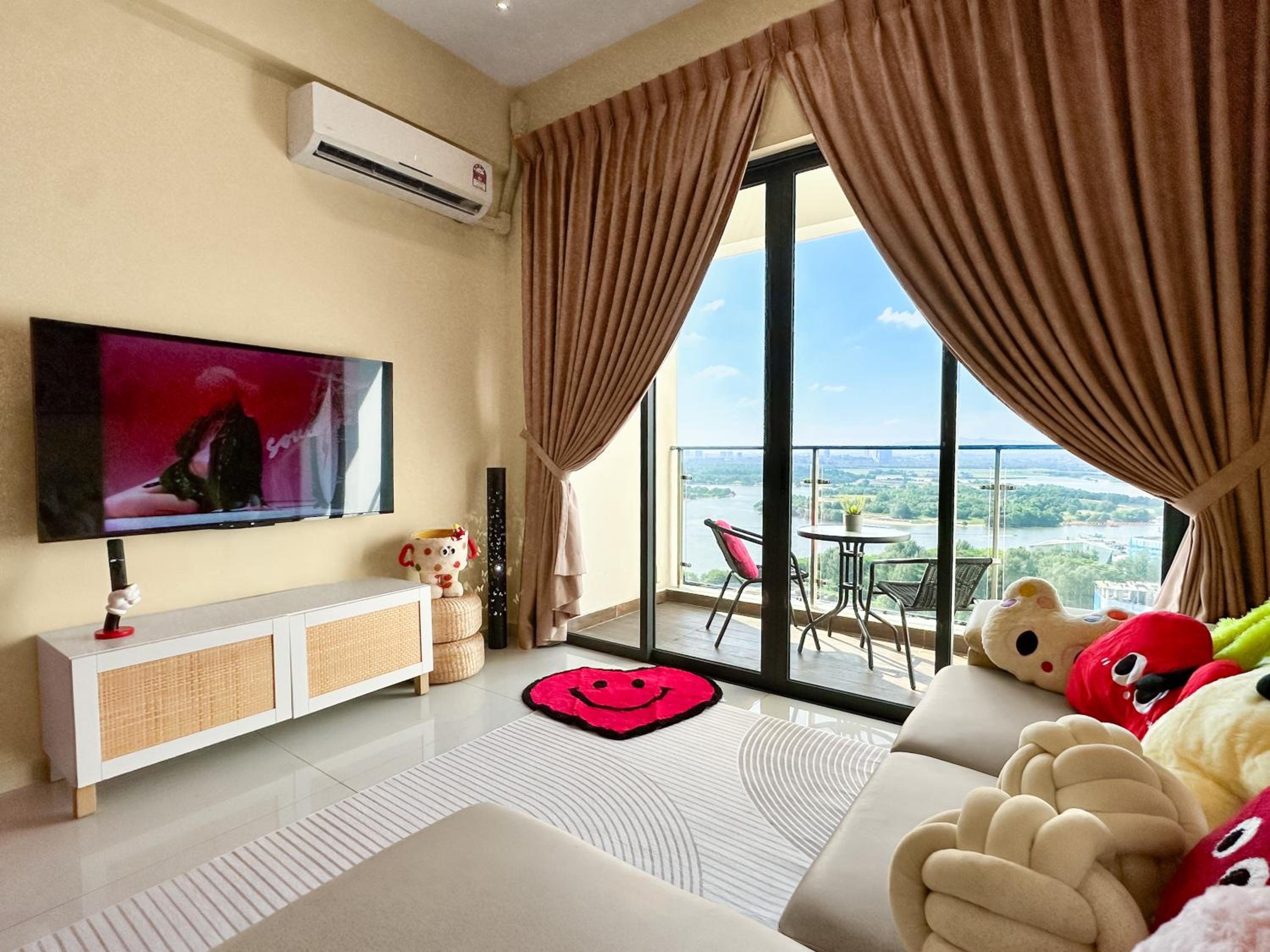 FunxVivid Seaview 2BR 2CP near SG CIQ KSL ZooJB Free Netflix WiFI