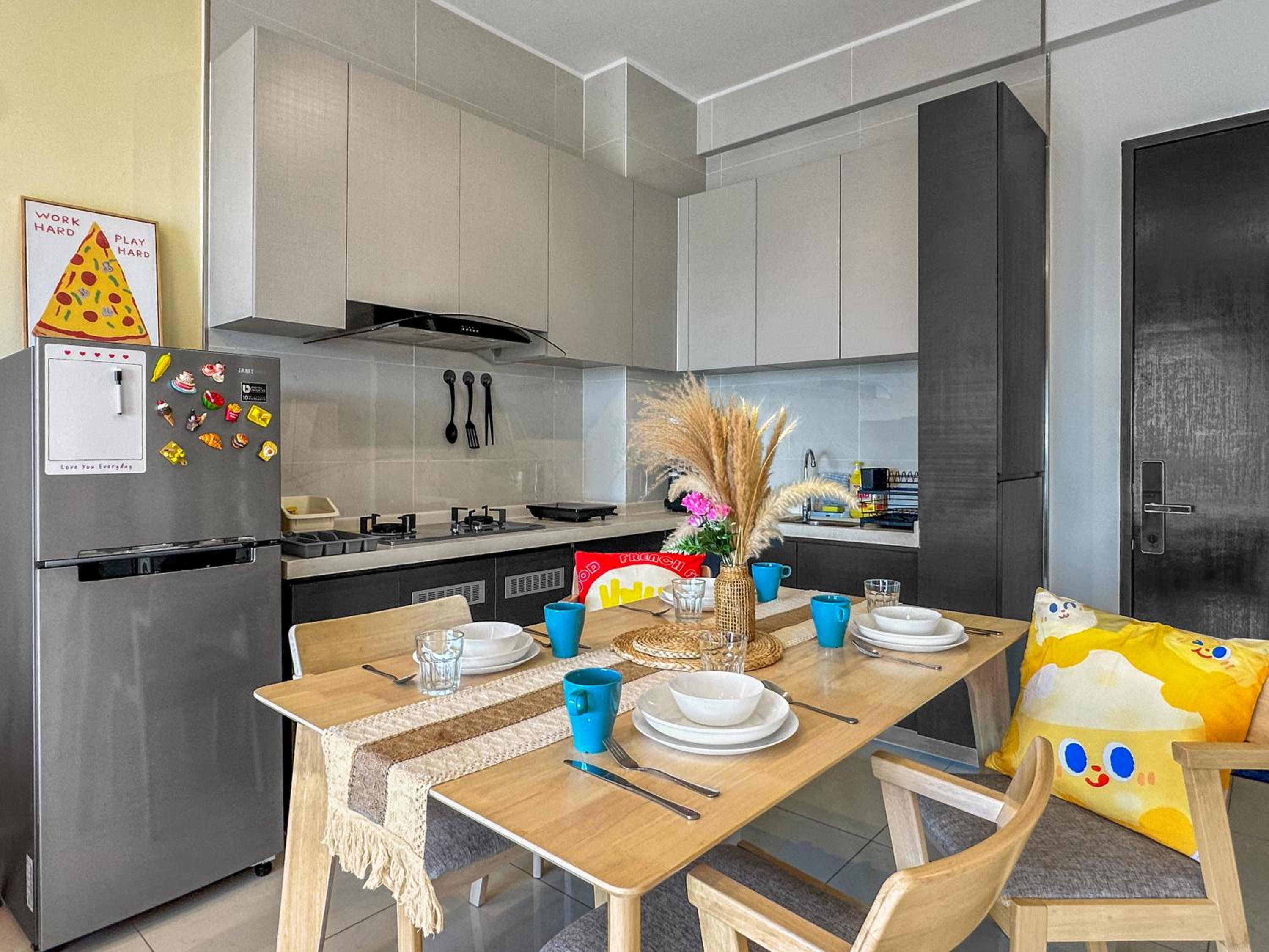 FunxVivid Seaview 2BR 2CP near SG CIQ KSL ZooJB Free Netflix WiFI