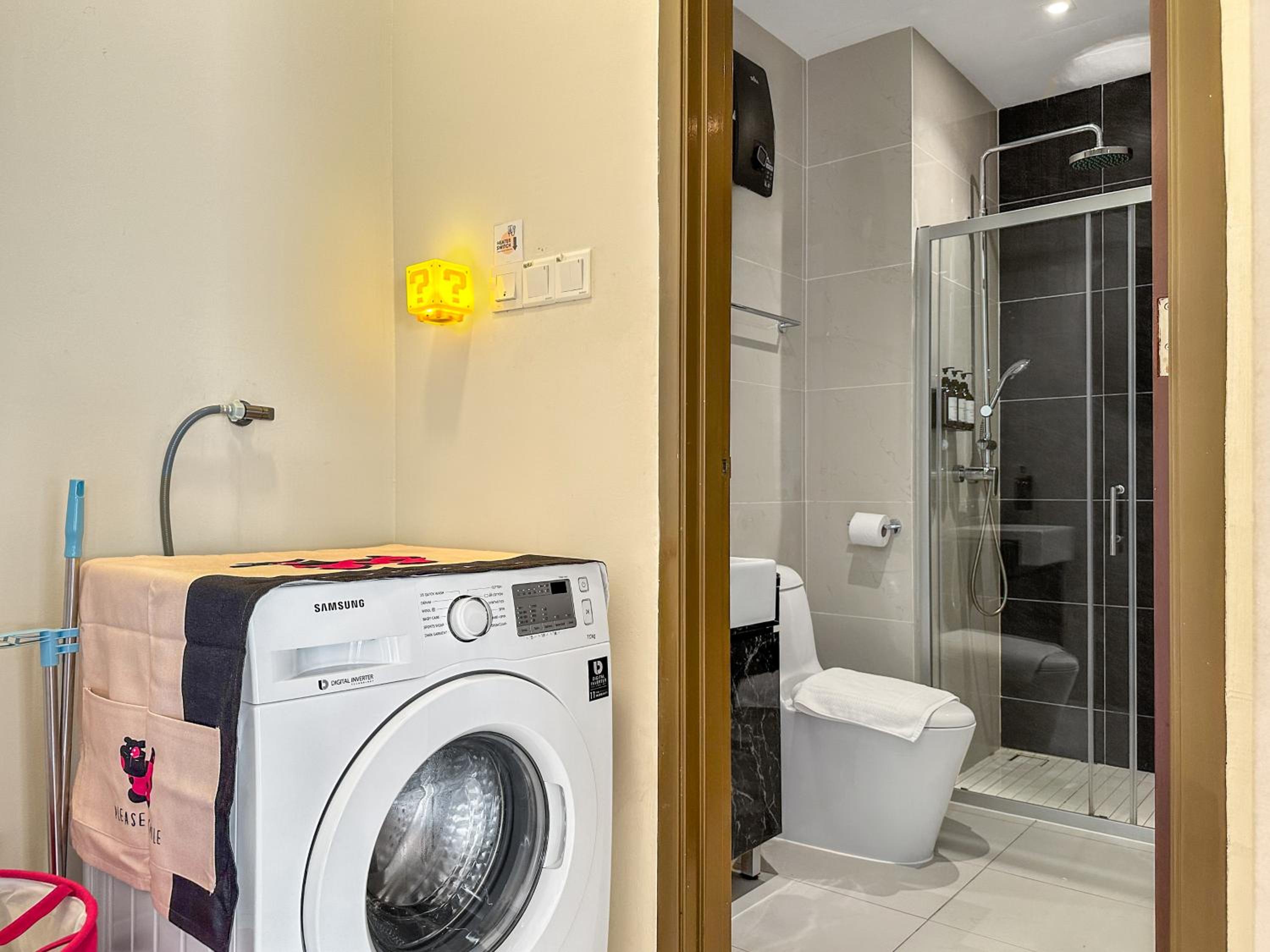 FunxVivid Seaview 2BR 2CP near SG CIQ KSL ZooJB Free Netflix WiFI