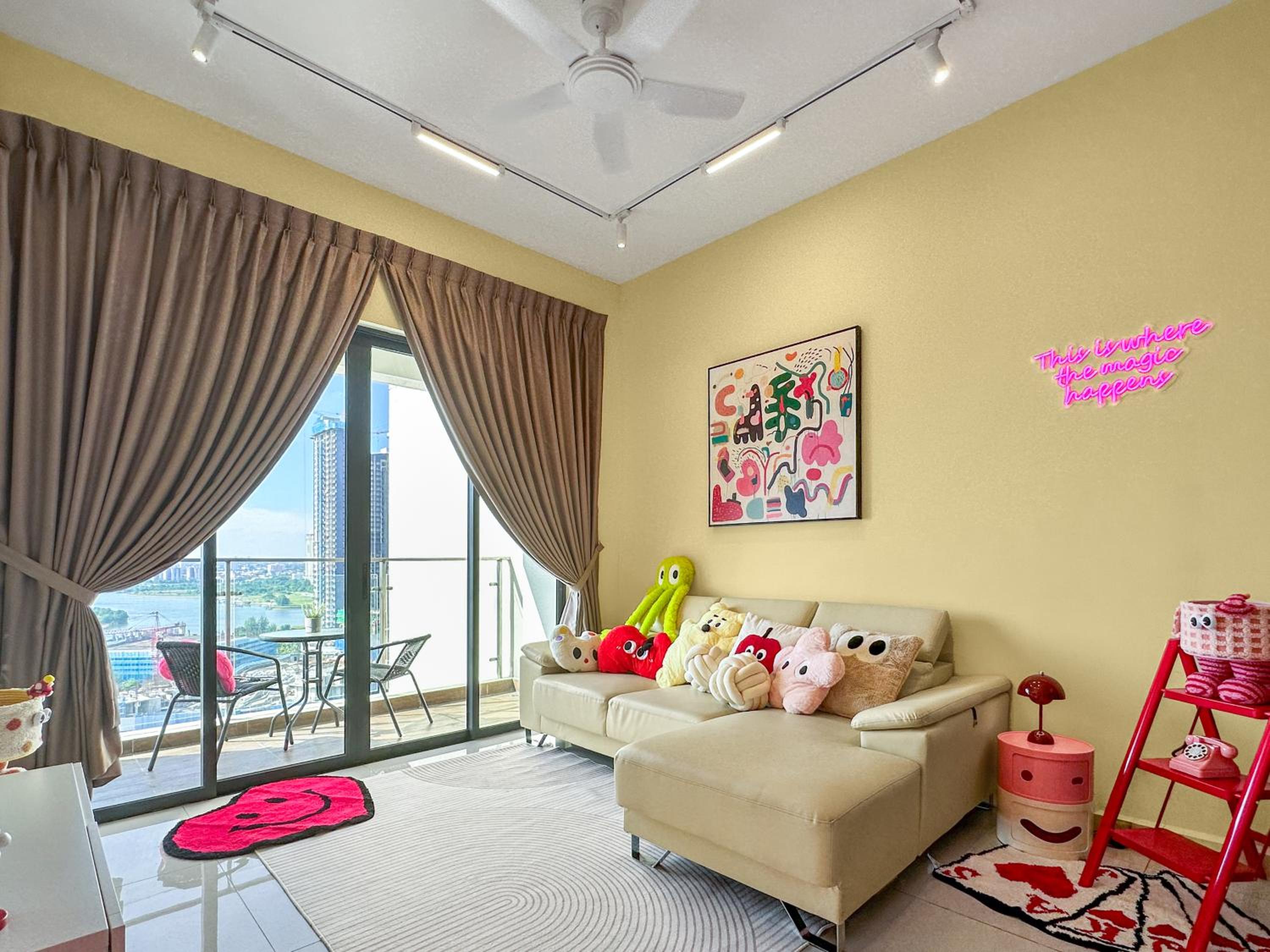 FunxVivid Seaview 2BR 2CP near SG CIQ KSL ZooJB Free Netflix WiFI