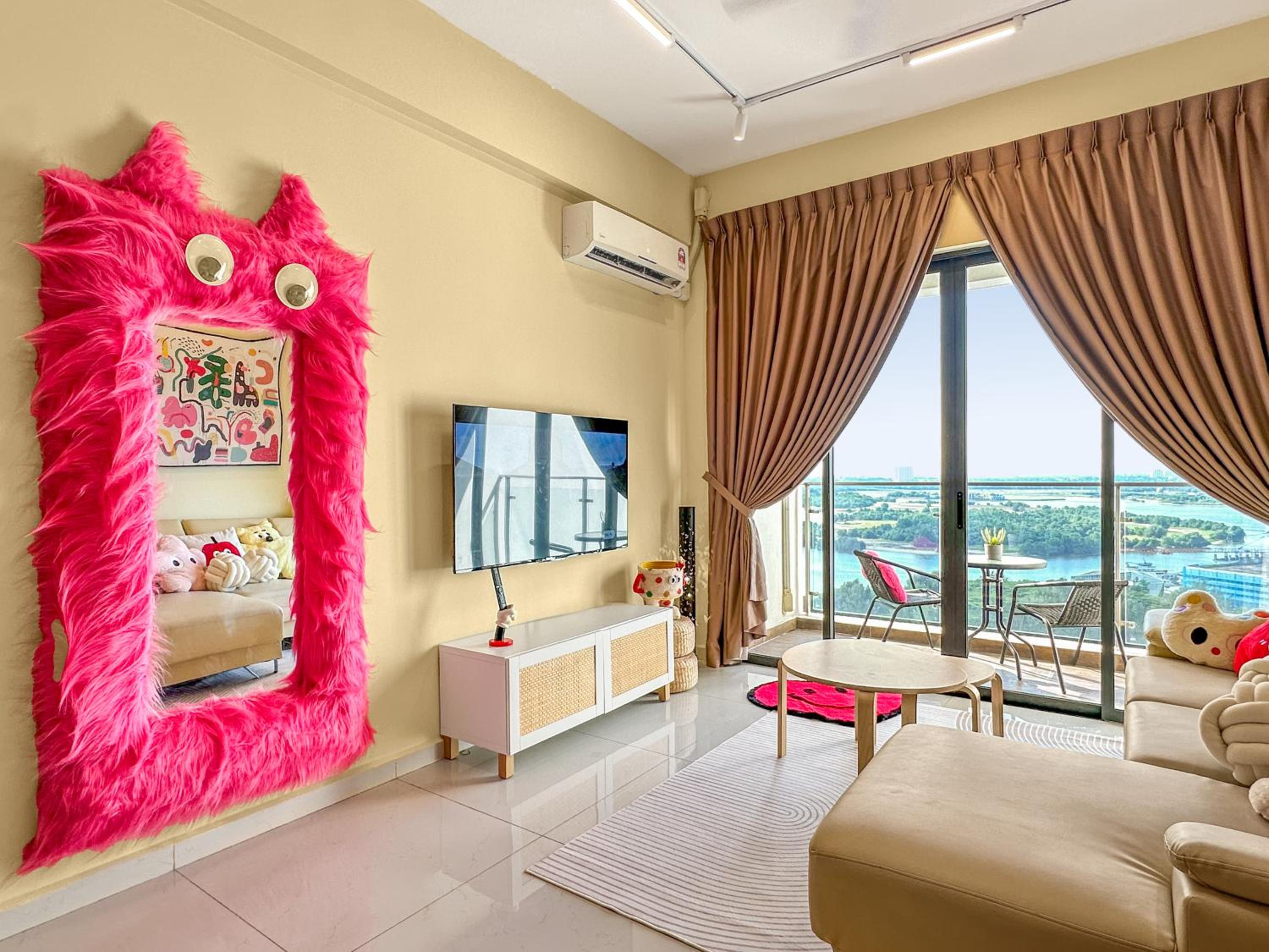 FunxVivid Seaview 2BR 2CP near SG CIQ KSL ZooJB Free Netflix WiFI