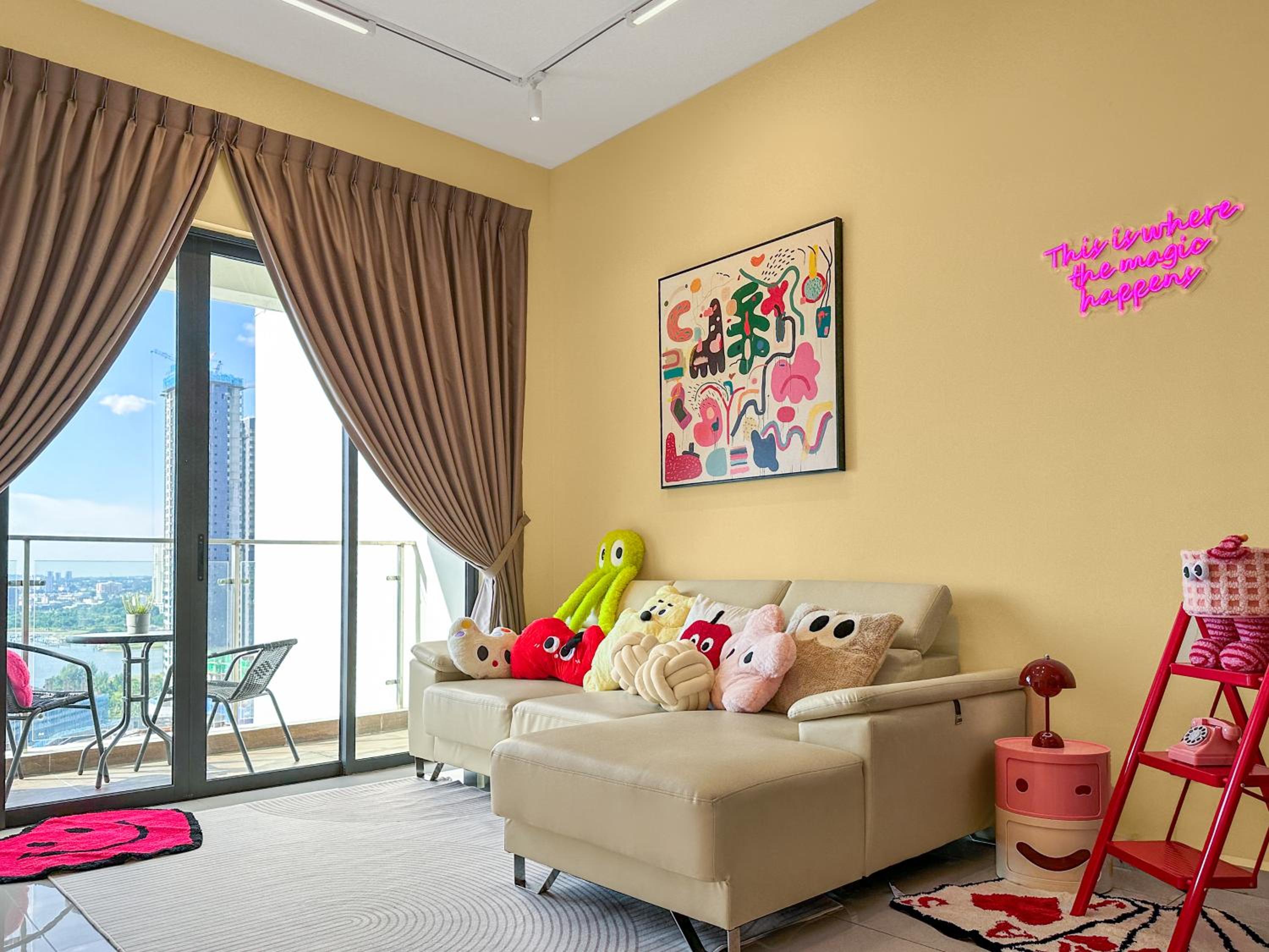 FunxVivid Seaview 2BR 2CP near SG CIQ KSL ZooJB Free Netflix WiFI