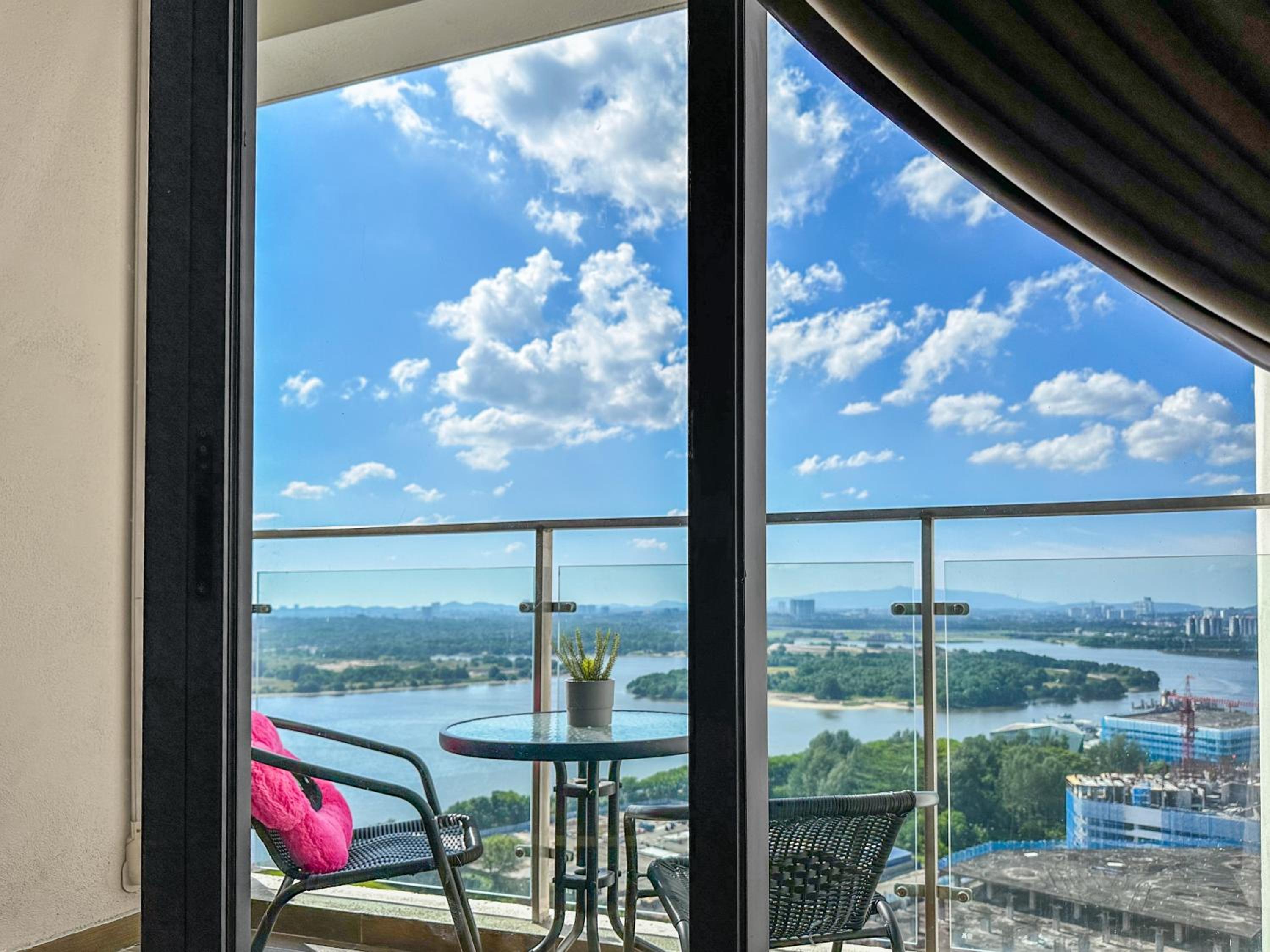 FunxVivid Seaview 2BR 2CP near SG CIQ KSL ZooJB Free Netflix WiFI