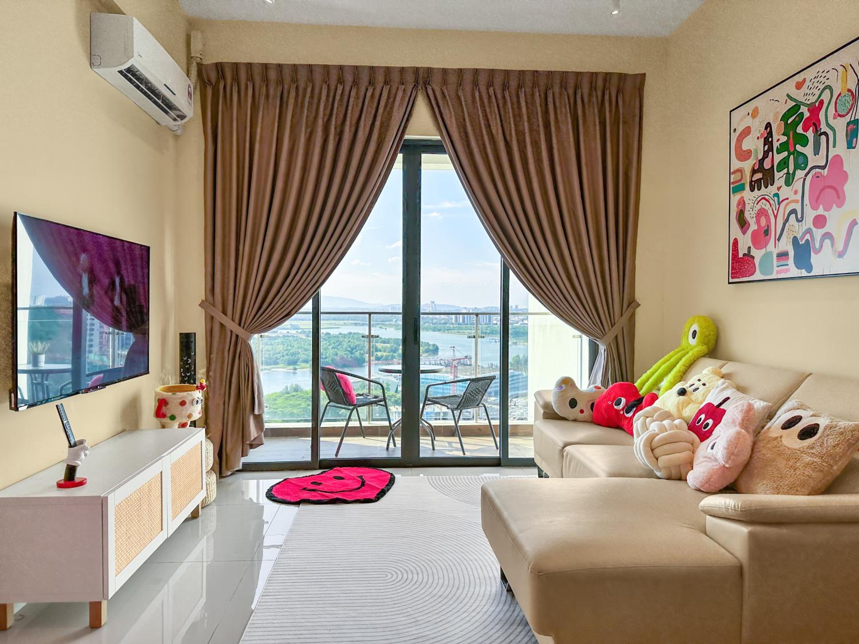 FunxVivid Seaview 2BR 2CP near SG CIQ KSL ZooJB Free Netflix WiFI