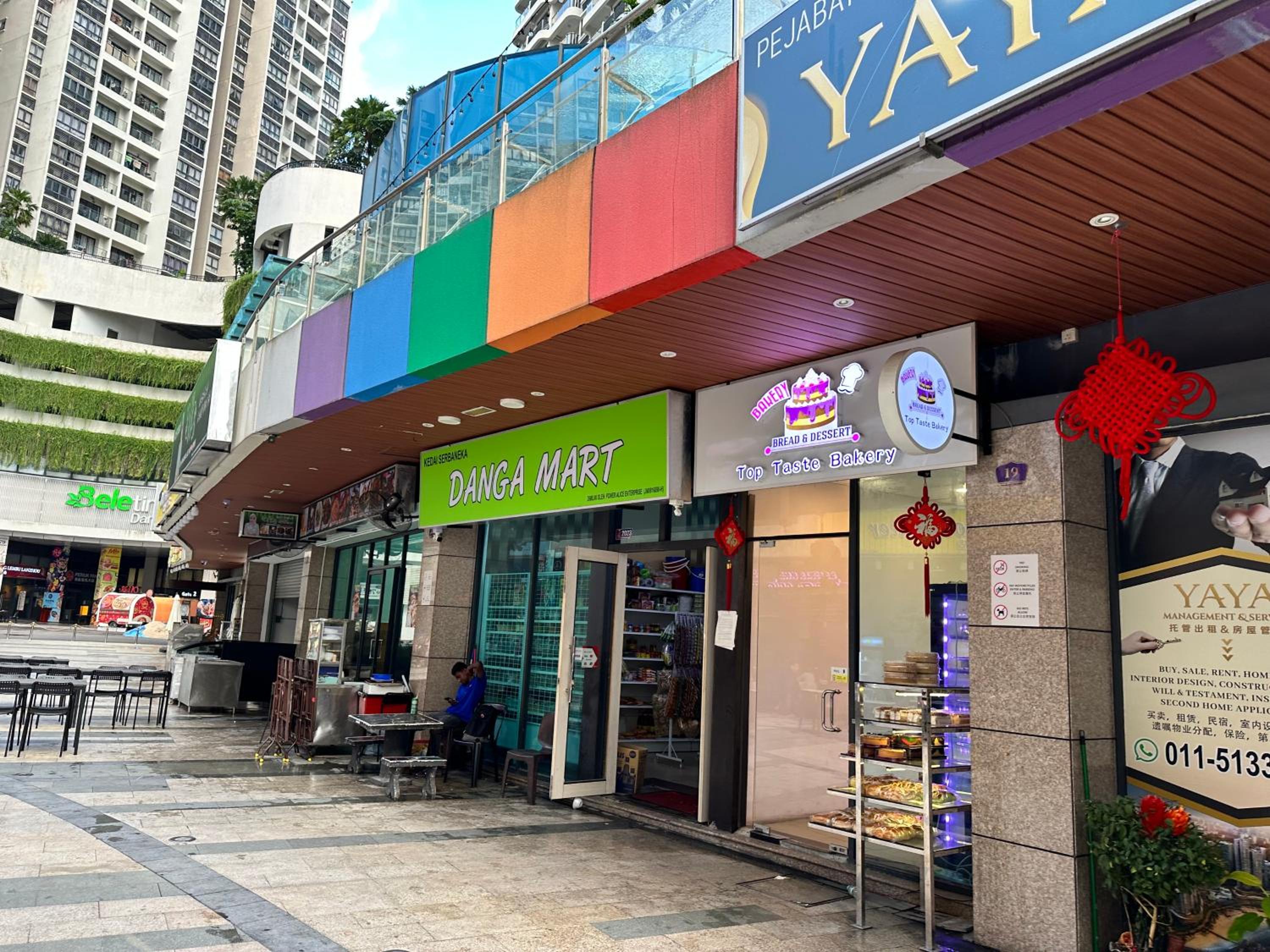 FunxVivid Seaview 2BR 2CP near SG CIQ KSL ZooJB Free Netflix WiFI