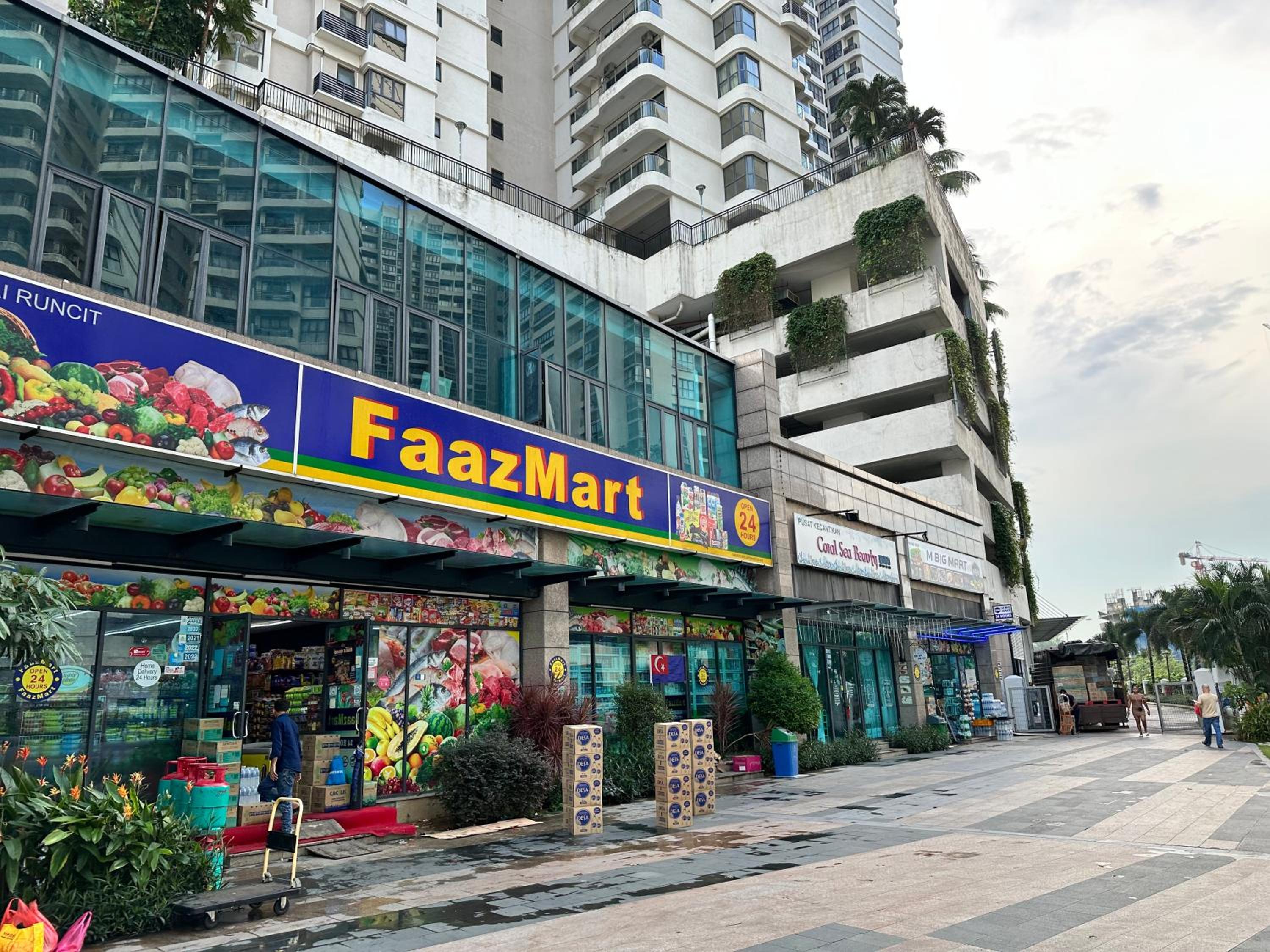 FunxVivid Seaview 2BR 2CP near SG CIQ KSL ZooJB Free Netflix WiFI