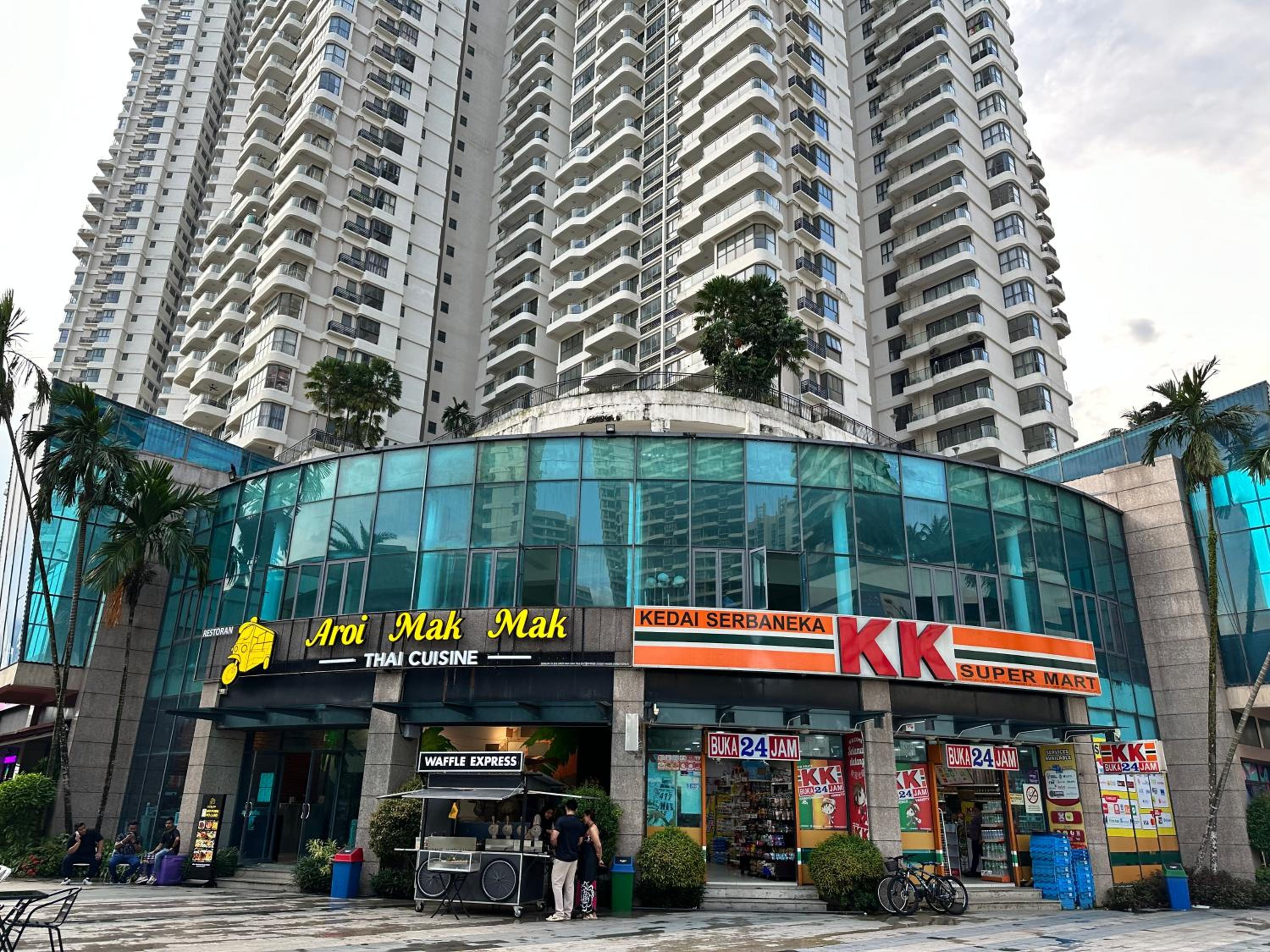 FunxVivid Seaview 2BR 2CP near SG CIQ KSL ZooJB Free Netflix WiFI