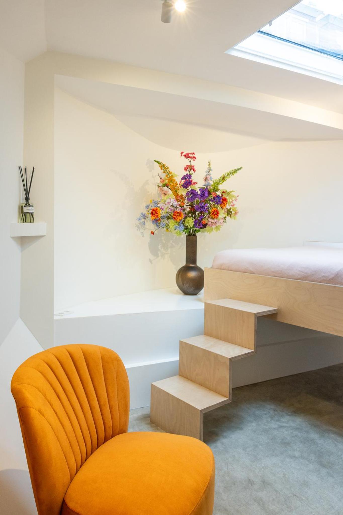 Boat suite - A Unique Houseboat Stay in Amsterdam
