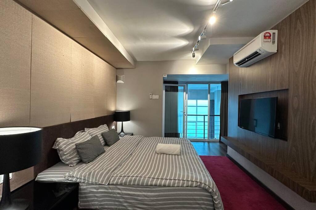 Seaview Seafront Duplex in Town with WiFi & Full Kitchen 83A photo 5
