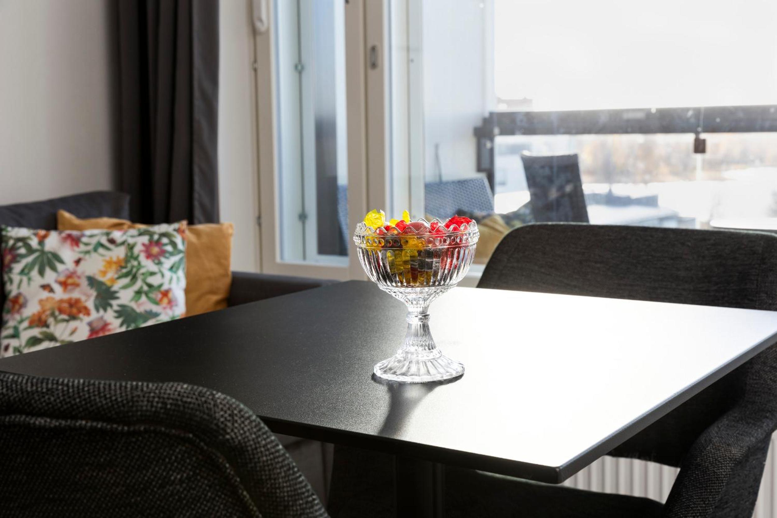 Valoisa huoneisto parvekkeella ja järvinäköalalla