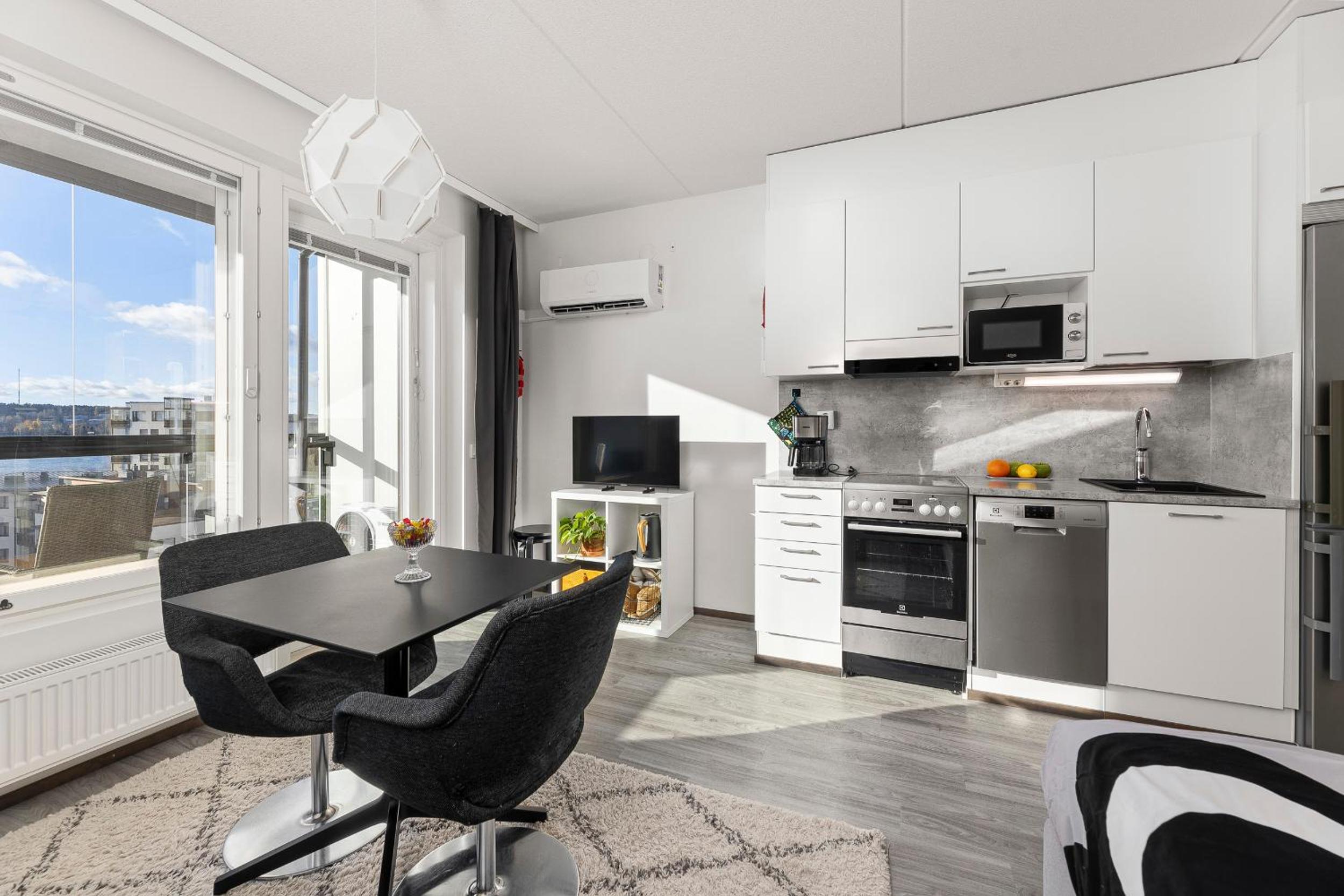 Hotel Valoisa huoneisto parvekkeella ja järvinäköalalla - Image 1