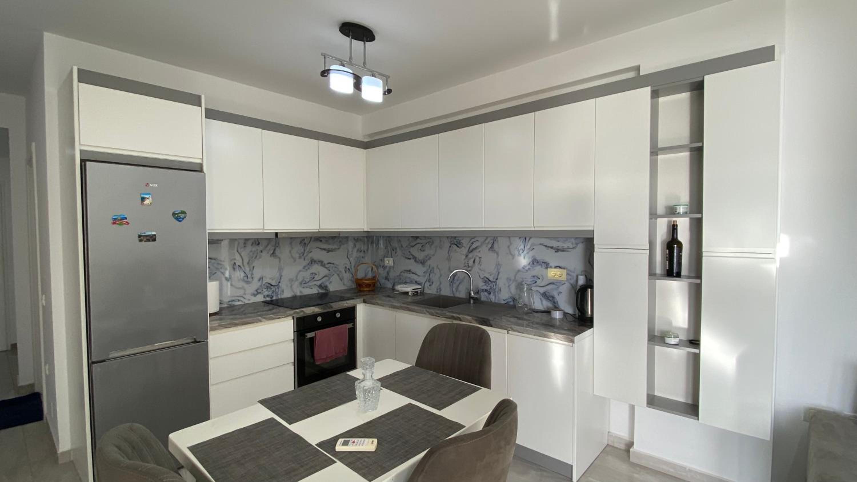 Seaview White Apartment