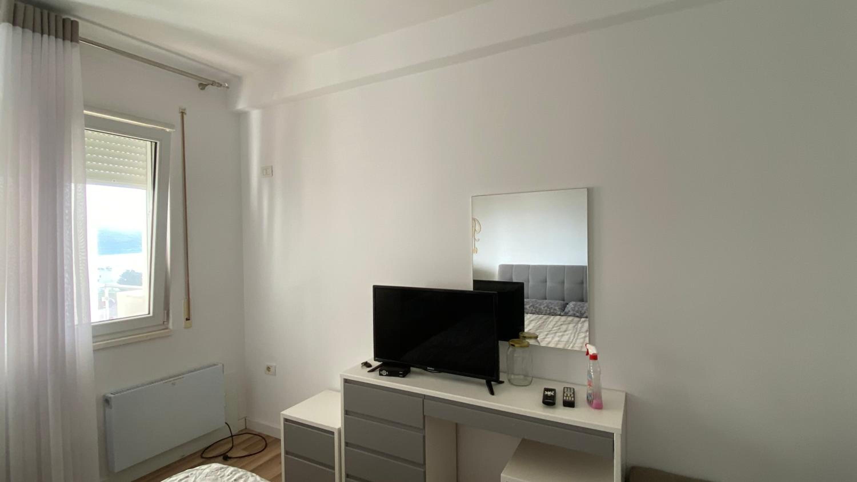 Seaview White Apartment