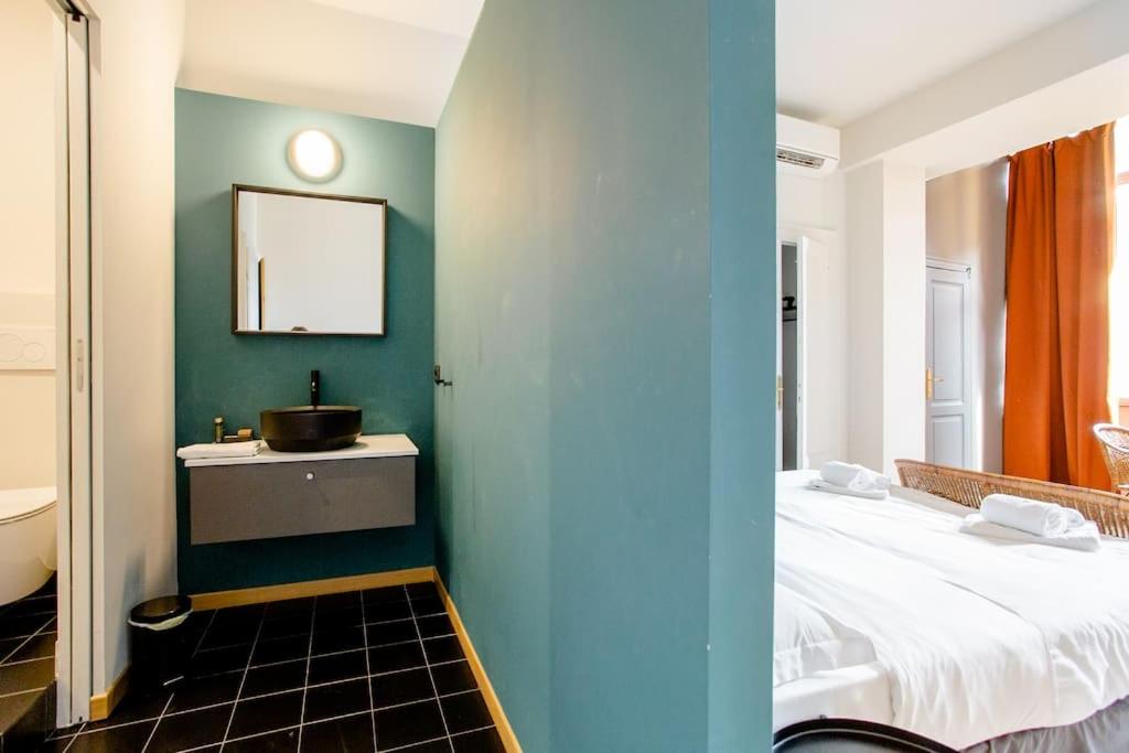hotel room