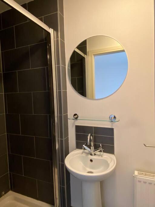 Conveniently Located, 2 Bedroom Modern Apartment