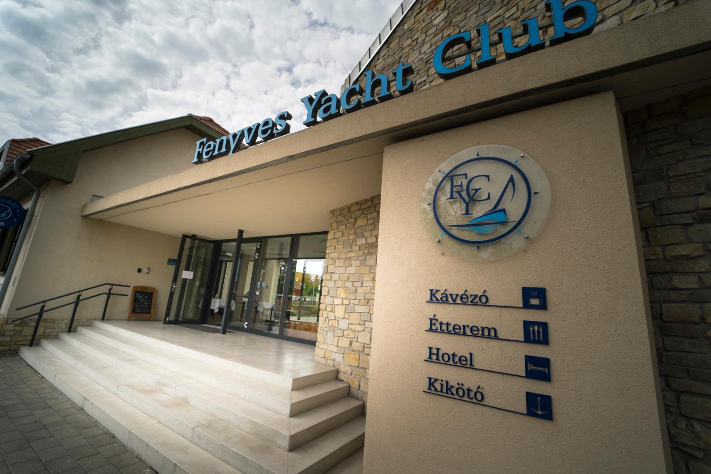 Hotel Fenyves Yacht Club Superior