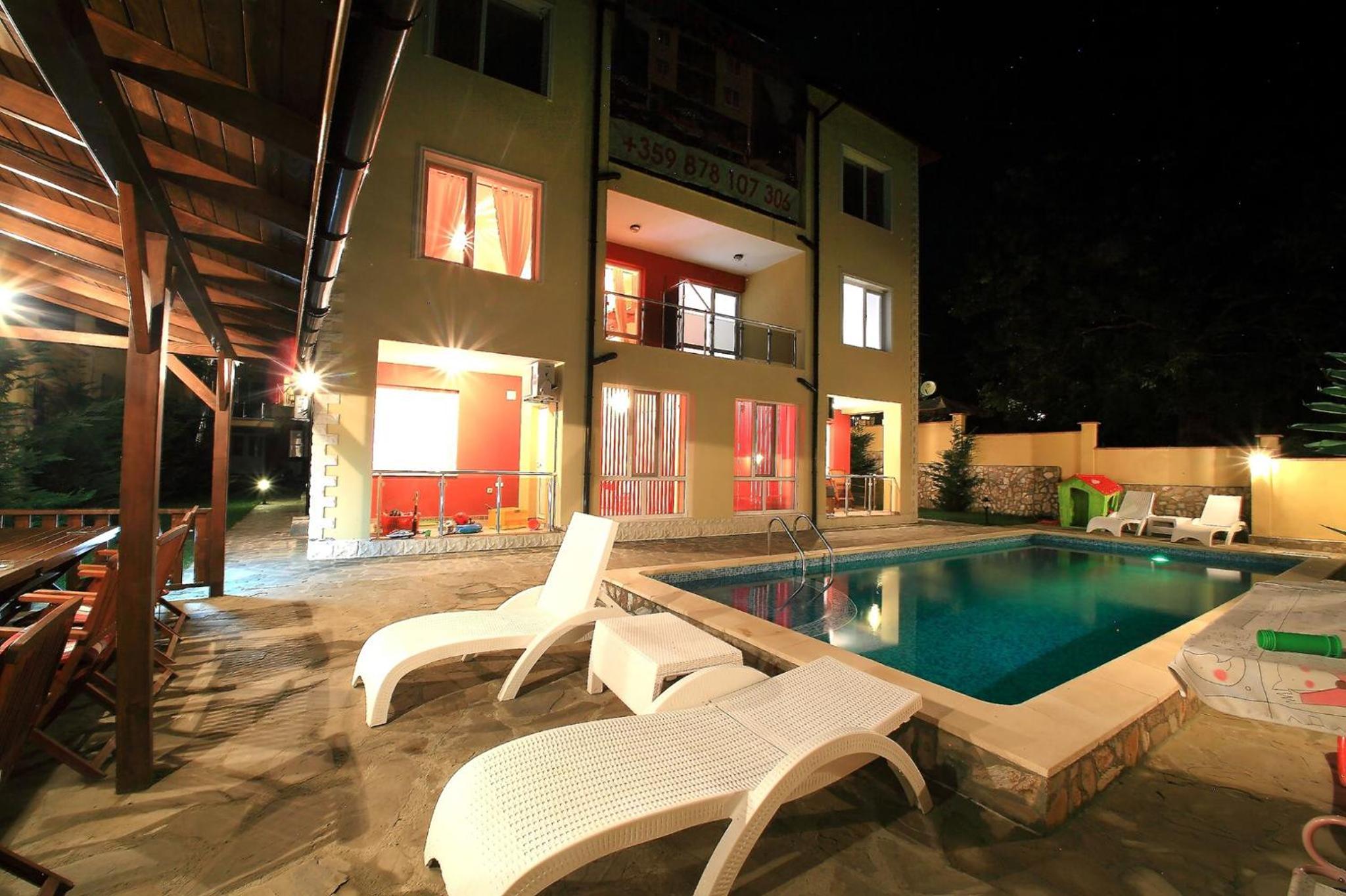 Private apartment with parking and pool