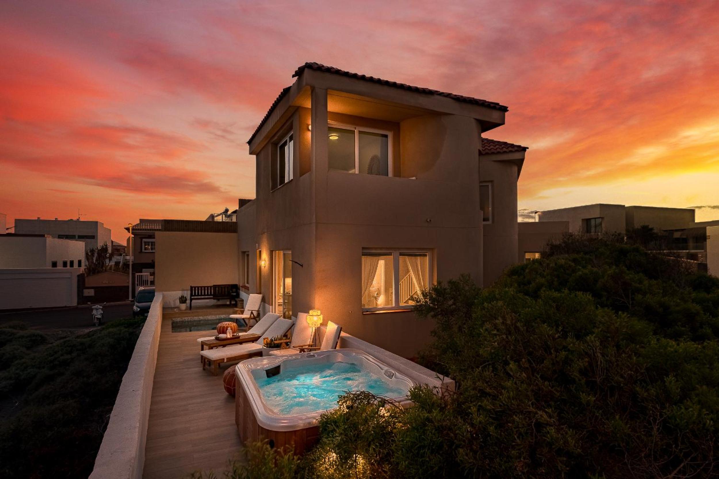 Hotel Medano Seaside Villa, Jacuzzi & Pool - Image 1