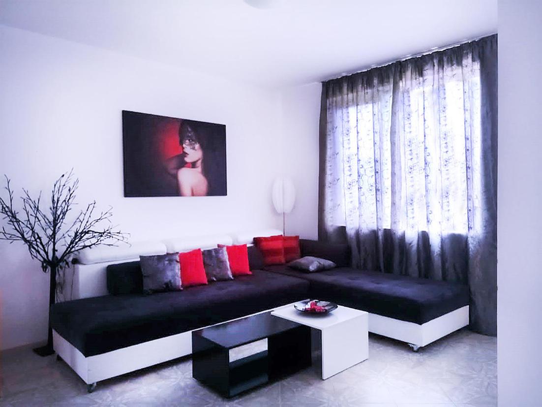 Private apartment with parking and pool