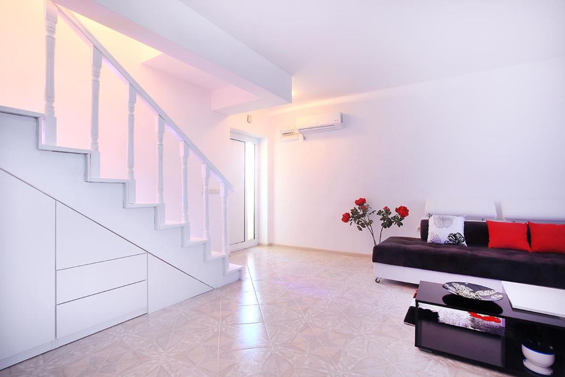 Private apartment with parking and pool