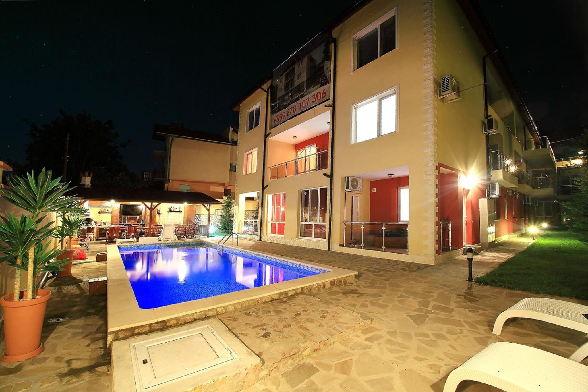 Private apartment with parking and pool