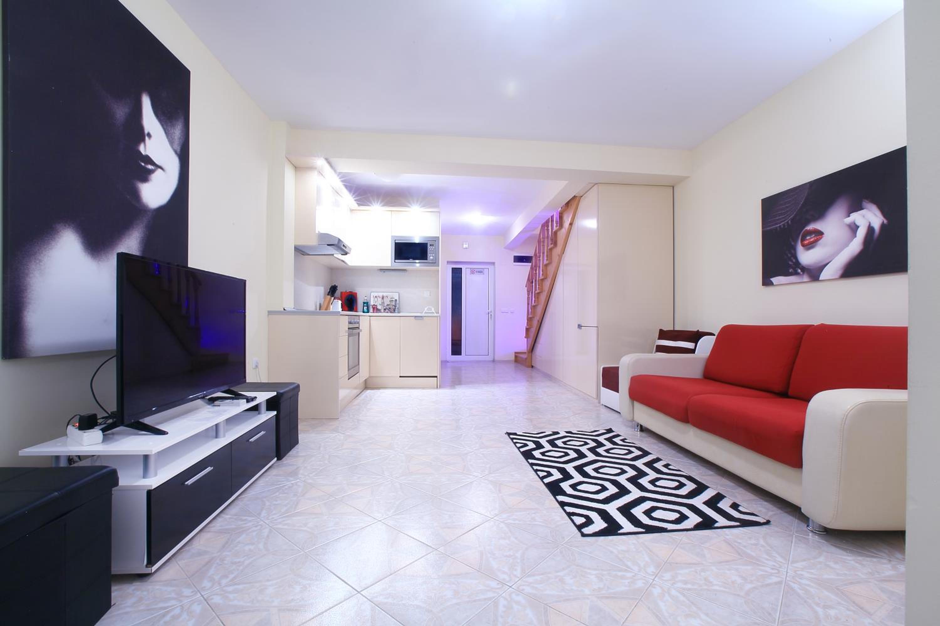Private apartment with parking and pool