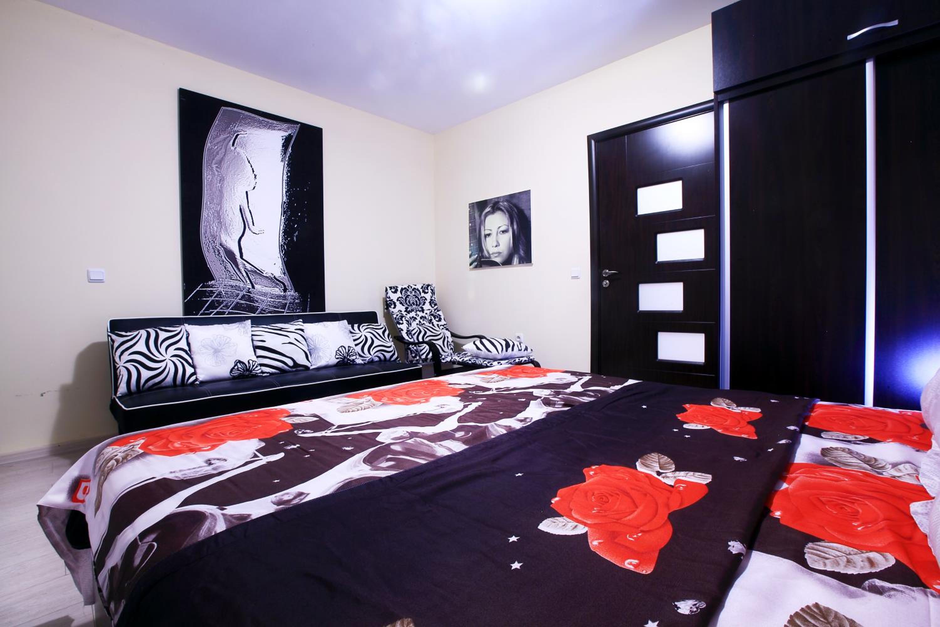 Private apartment with parking and pool