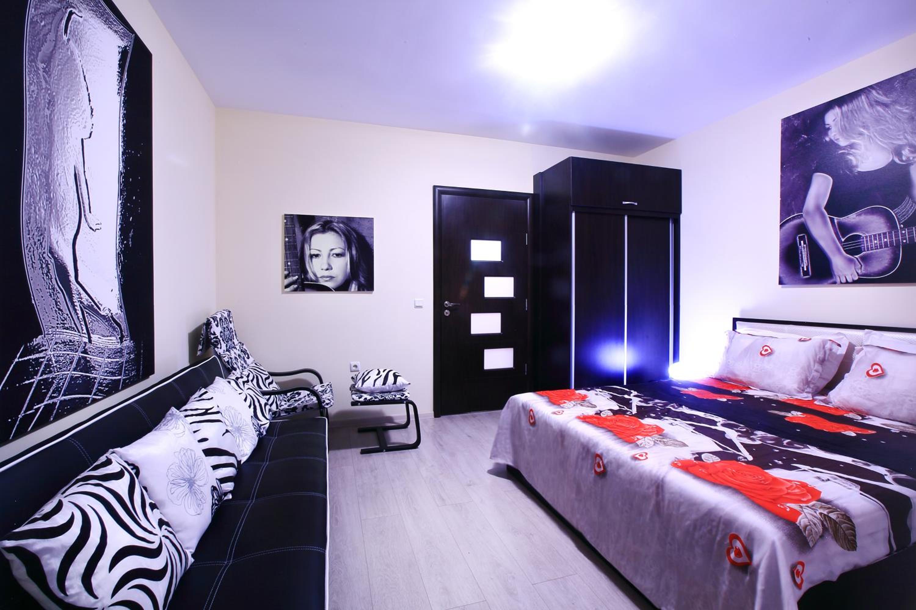 Private apartment with parking and pool