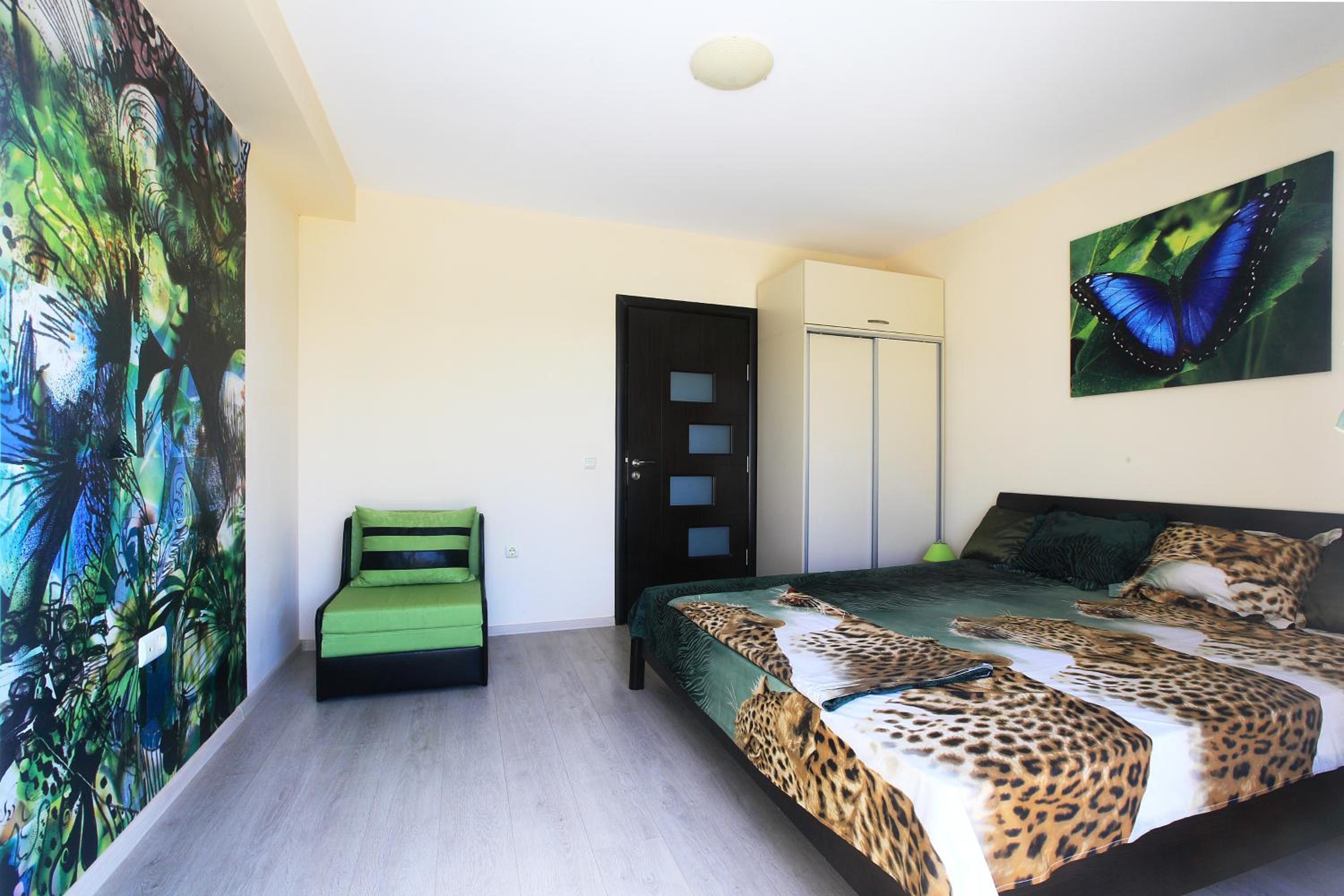 Private apartment with parking and pool