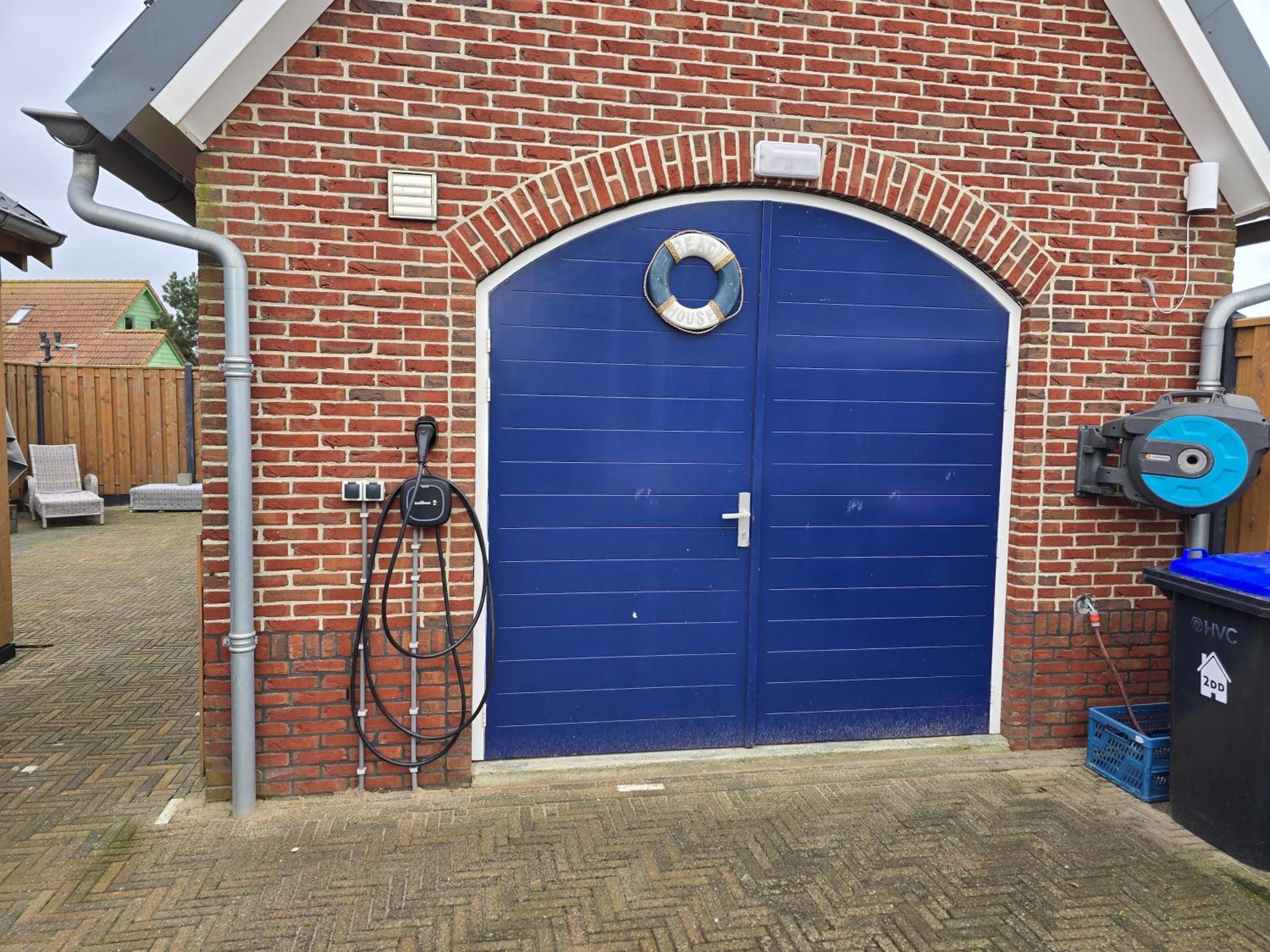 Strandhuisje achter de duinen.