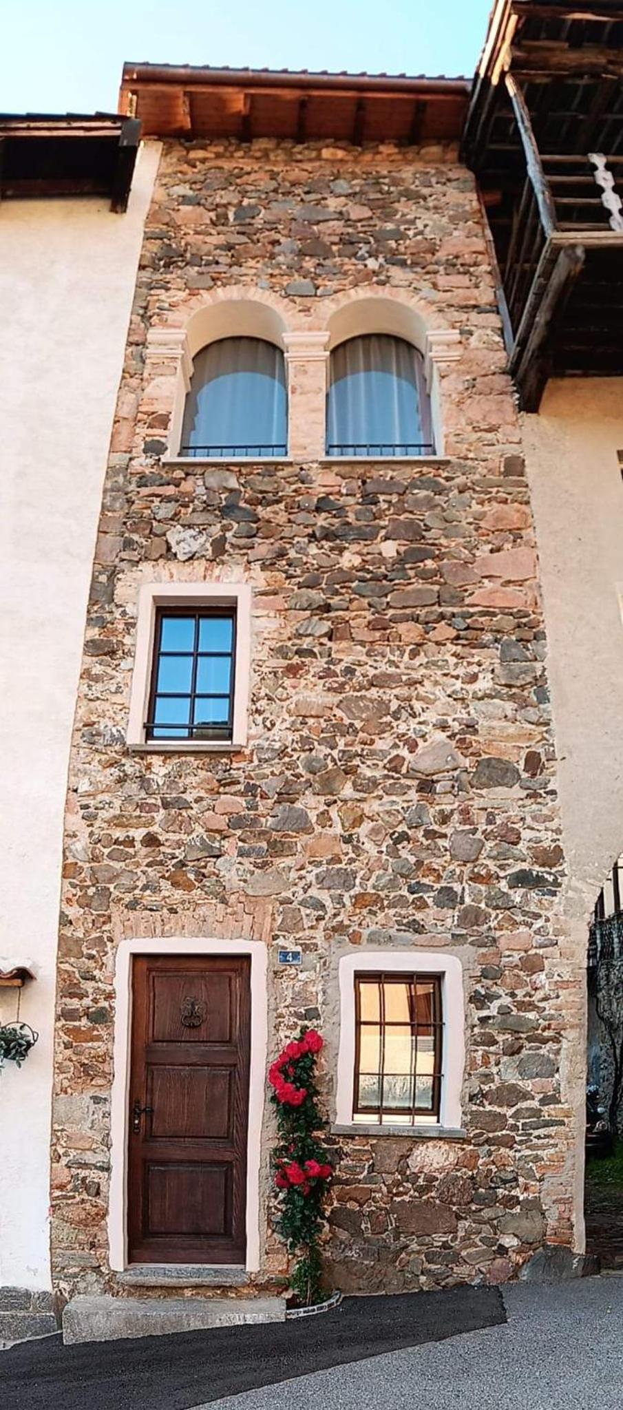 Antica torre del castello Casa Ceresiana