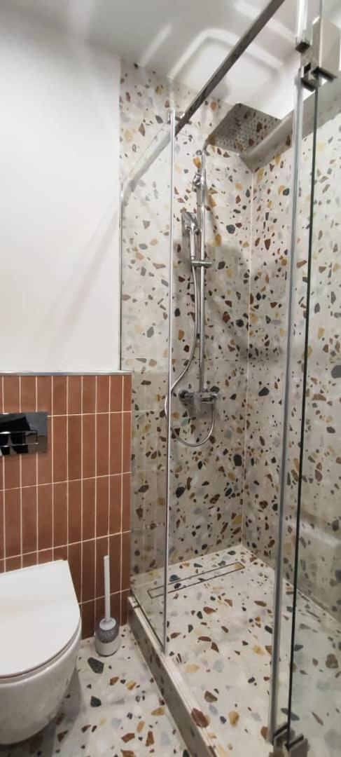 1-Bedroom Apartment New & Modern, Near Downtown view 4