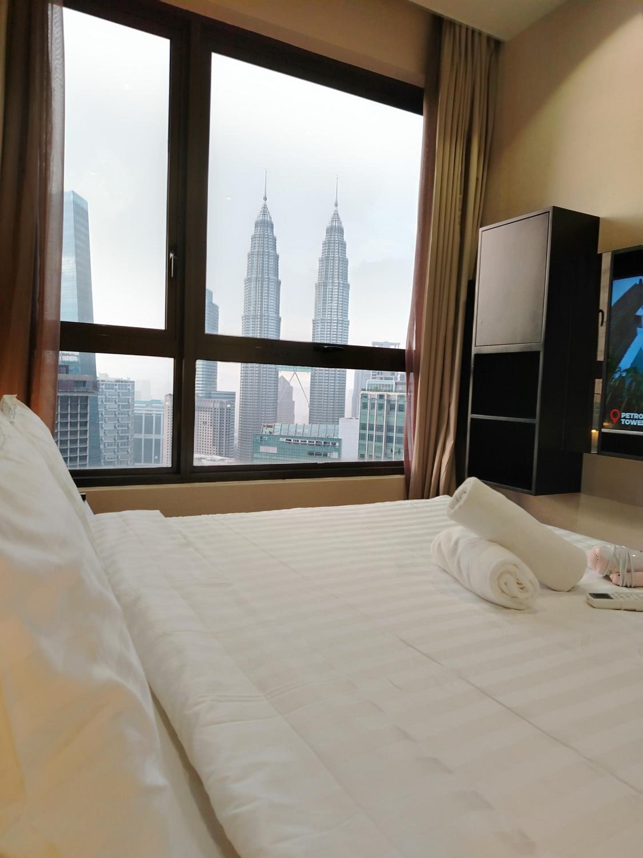 8 Kia Peng Suites KLCC by Luna