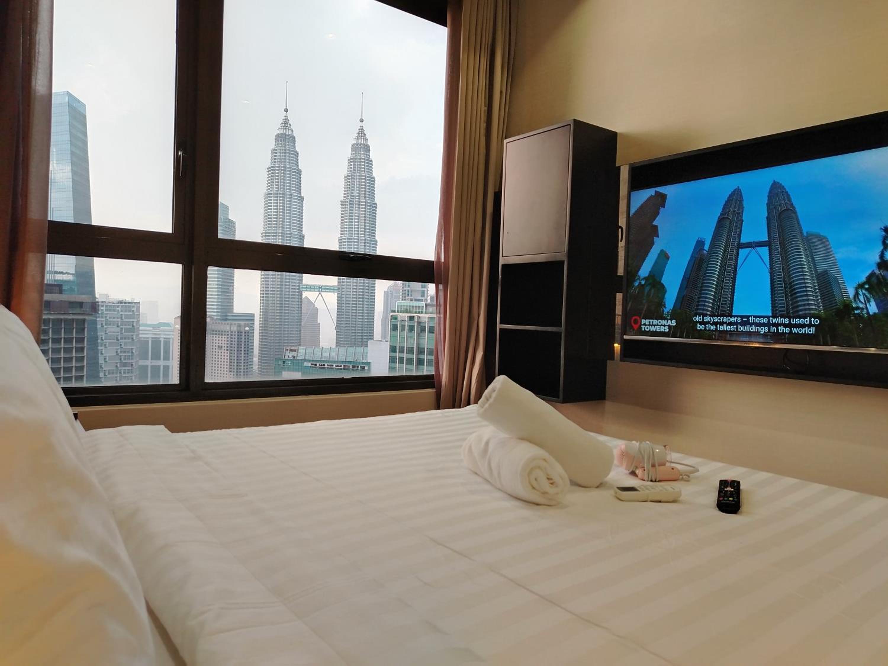 8 Kia Peng Suites KLCC by Luna