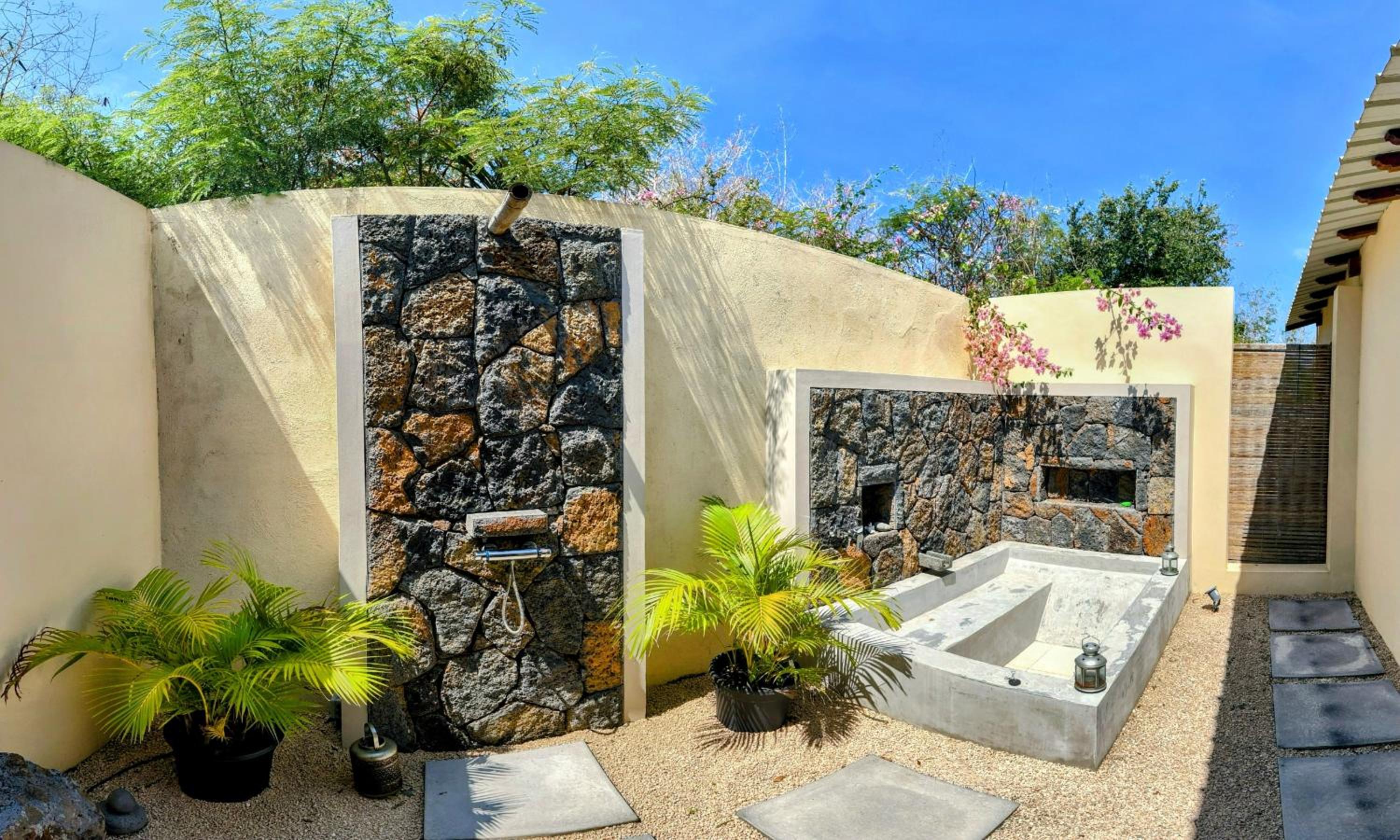 Vanilla Lodge Tropical Garden Suite with Outdoor Stone Bath & Bamboo Shower, inifinity pool photo 5