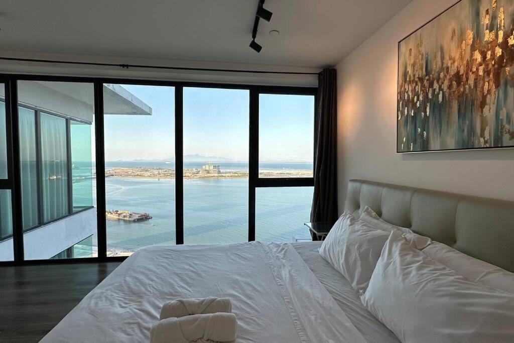 Seaview Premium Duplex in Gurney with WiFi & Full Kitchen 12B photo 1
